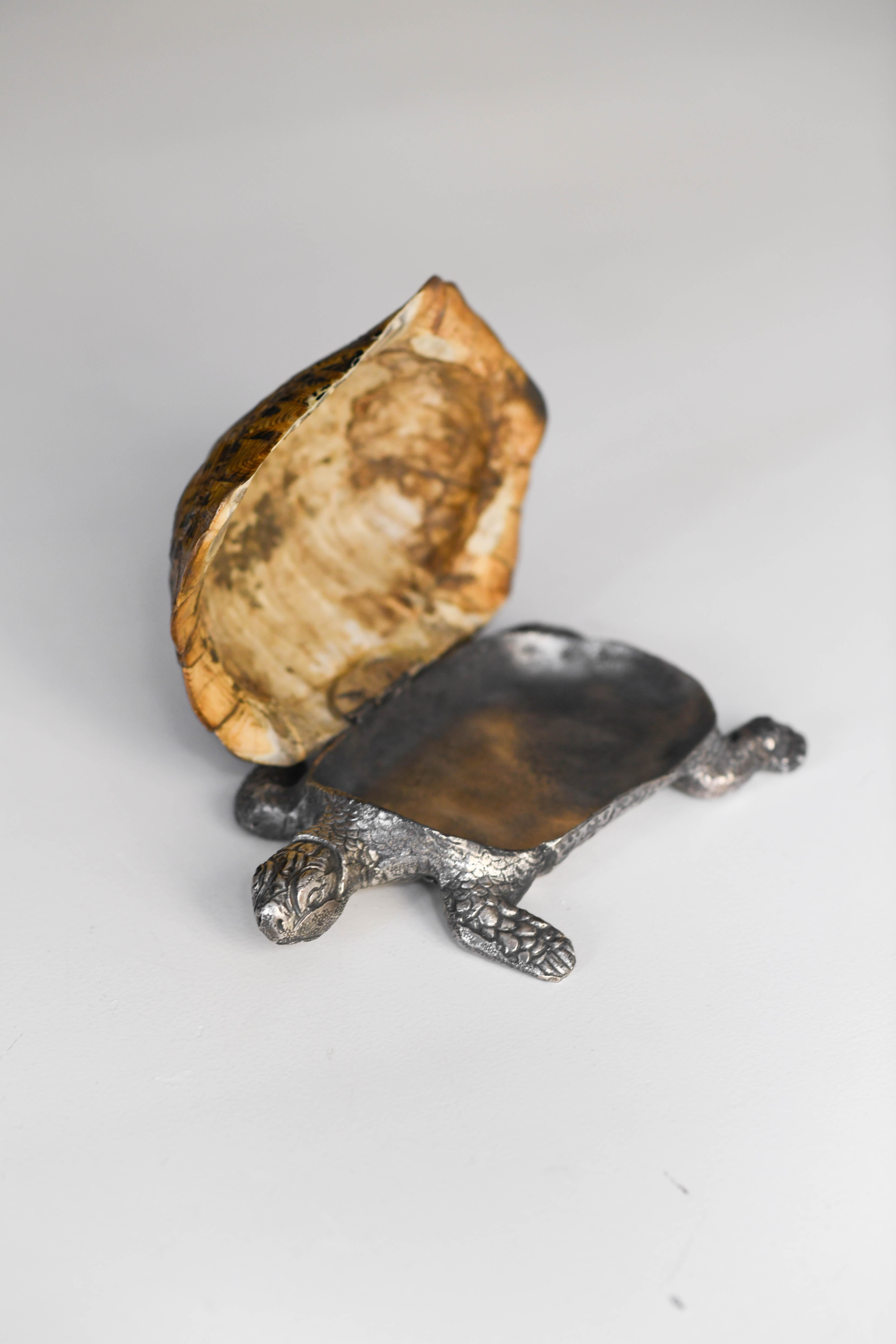 Taschentuch „Turtle“ von Gabriella Crespi aus silbernem Metall und Muschel (Italienisch) im Angebot