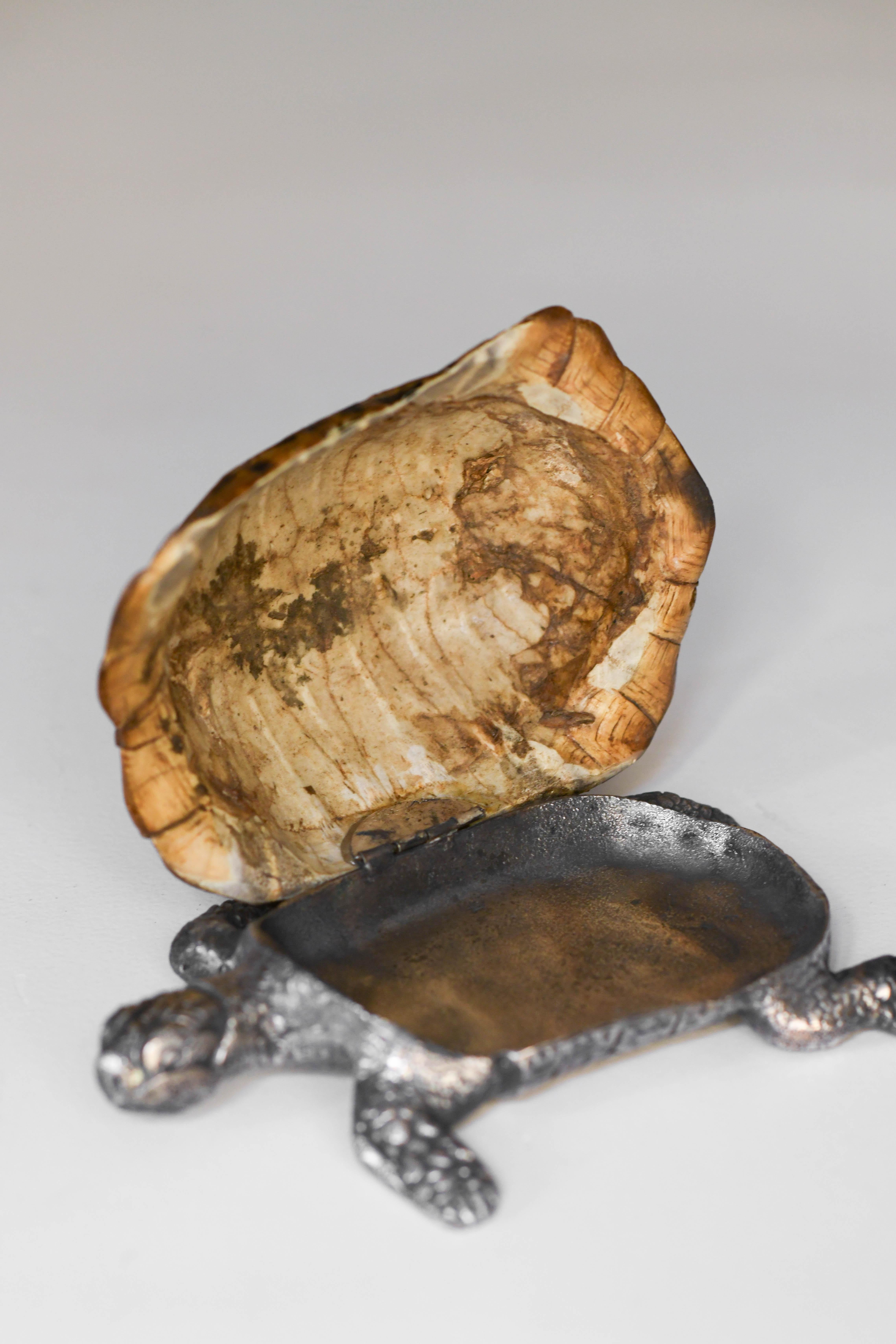 Taschentuch „Turtle“ von Gabriella Crespi aus silbernem Metall und Muschel im Zustand „Gut“ im Angebot in Roma, RM