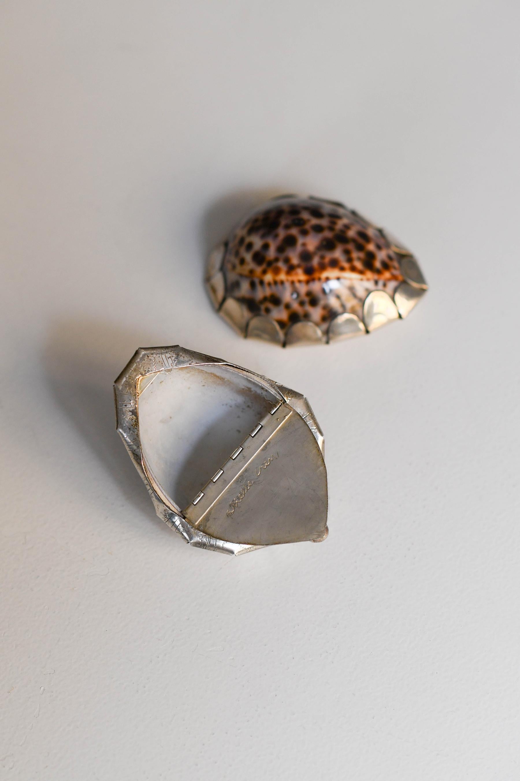 Taschentuch „Turtle“ von Gabriella Crespi aus silbernem Metall und Muschel im Angebot 1