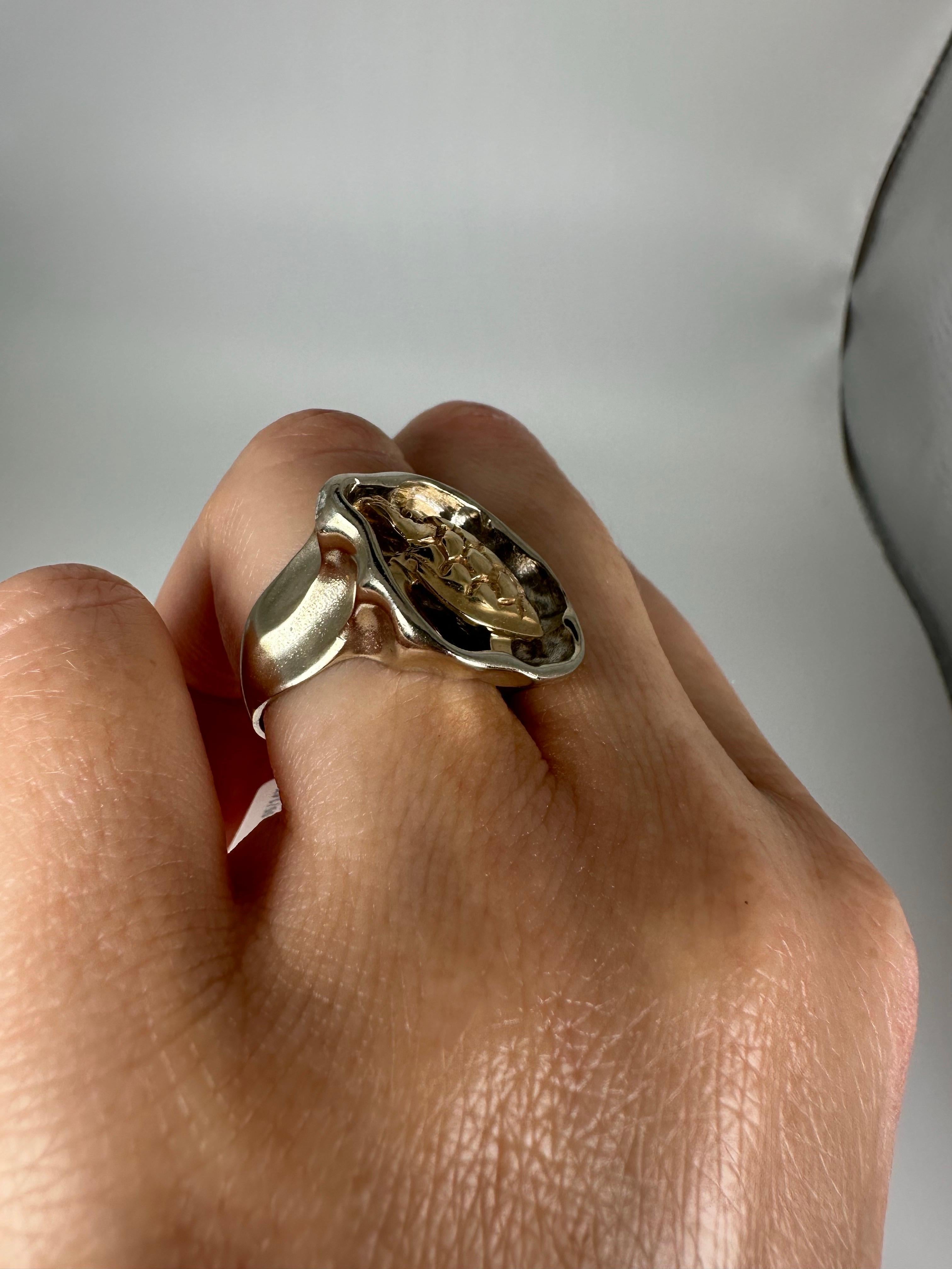 Unico anello a forma di tartaruga in argento con la tartaruga superiore in oro 14KT. Taglia 6, può essere ridimensionata. Verrà fornito con scatola, valutazione e spedizione gratuita.

QUELLO CHE TROVI PRESSO LA GIOIELLERIA STAMPAR:
Stampar