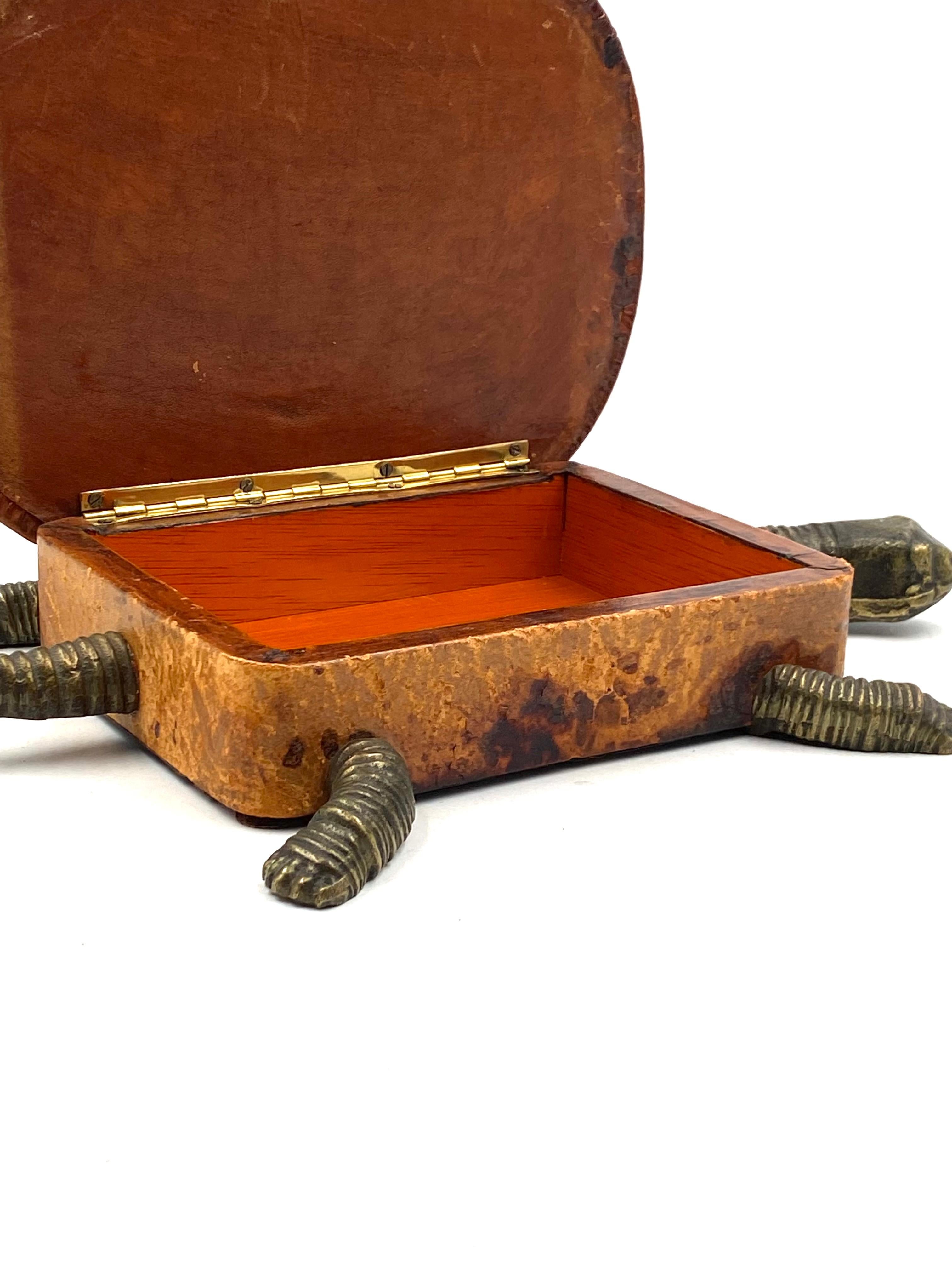 Boîte à bijoux en forme de tortue en cuir et bronze, France, années 1950 en vente 9