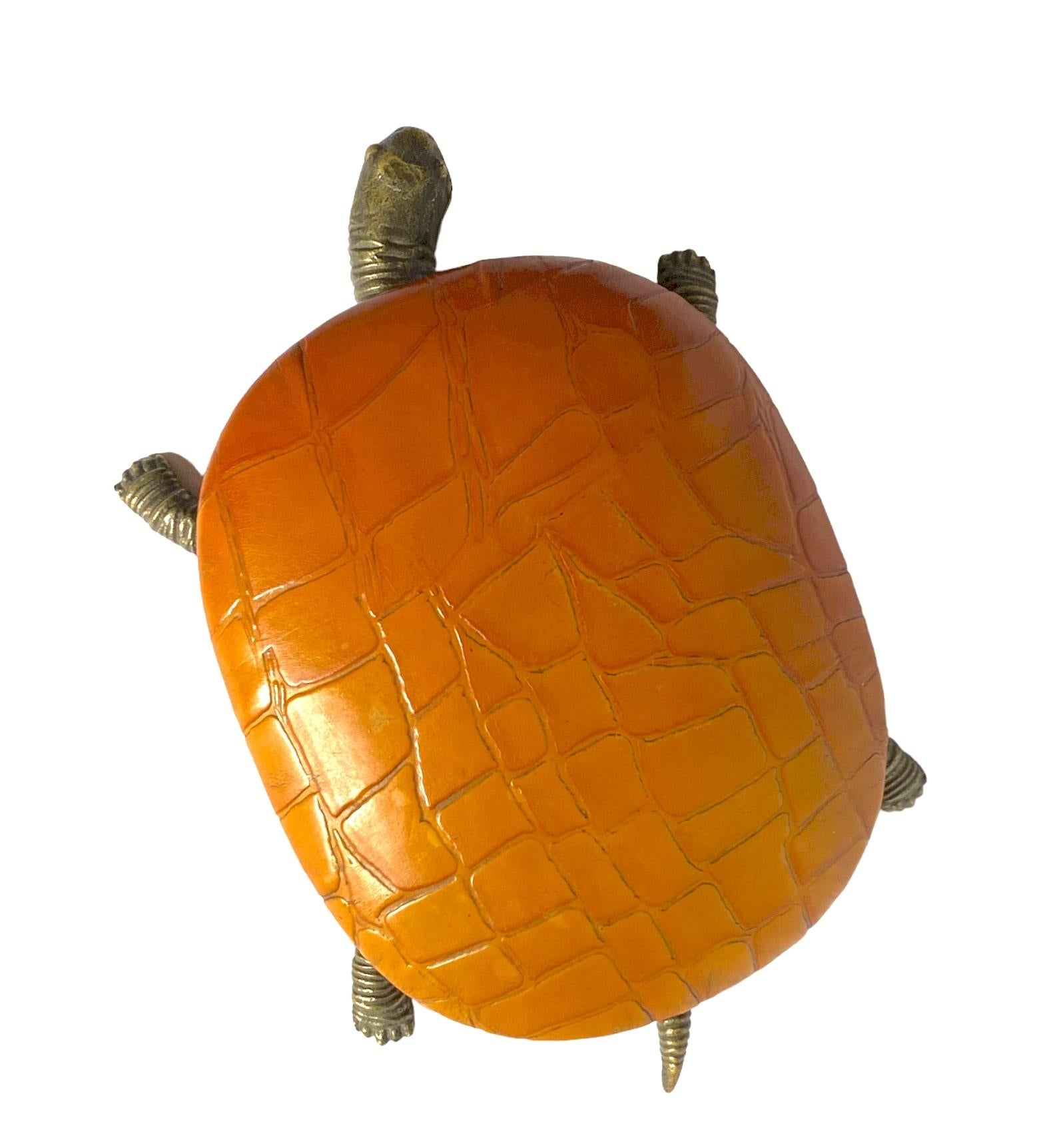 Hollywood regency / midcentury turtle shaped jewelry box.

France 1950s / 1960s

Leather, parchment and bronze

Measures: 38 x 24 x 11 cm.

Marked on the base.

Conditions: excellent consistent with age and use.