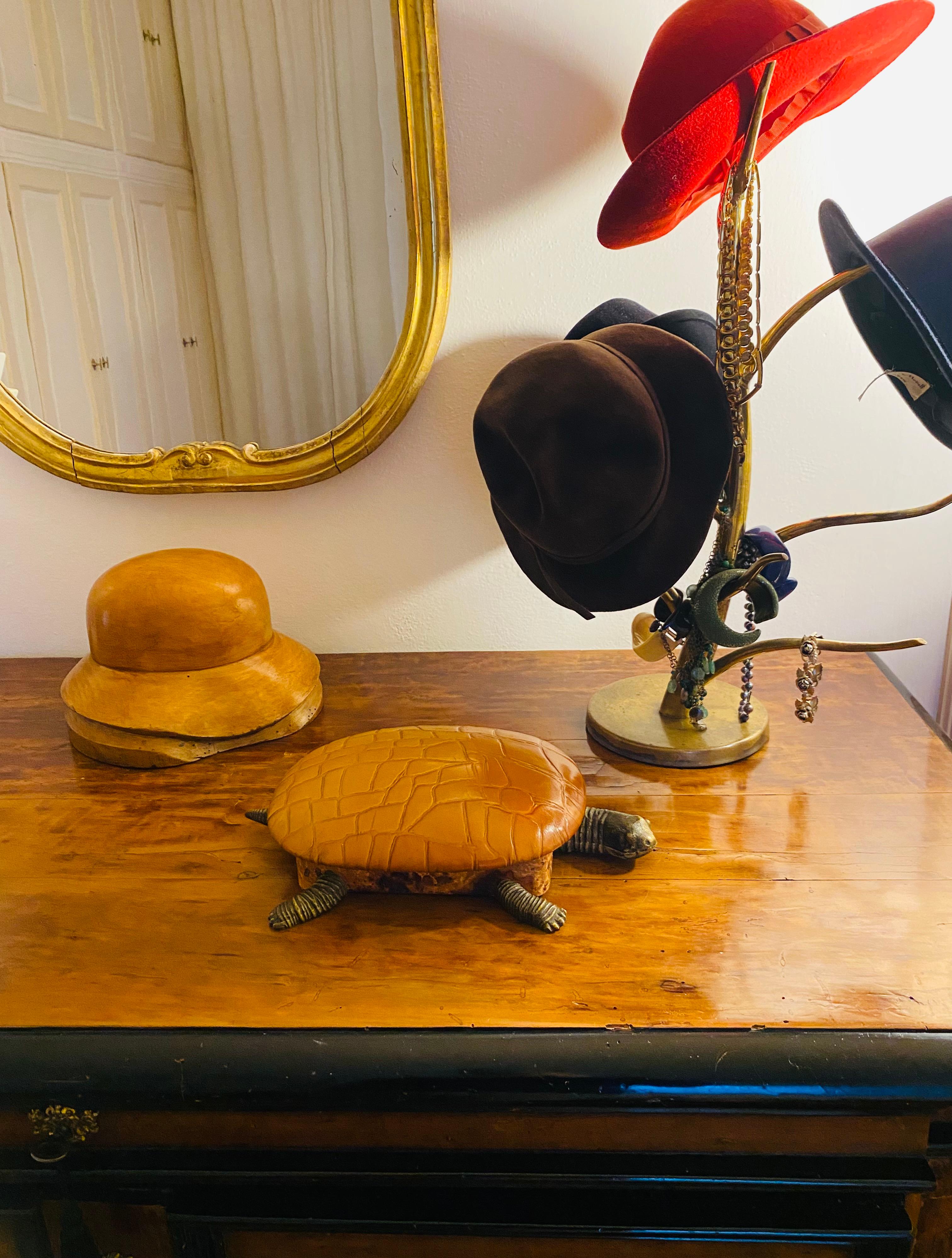 Français Boîte à bijoux en forme de tortue en cuir et bronze, France, années 1950 en vente