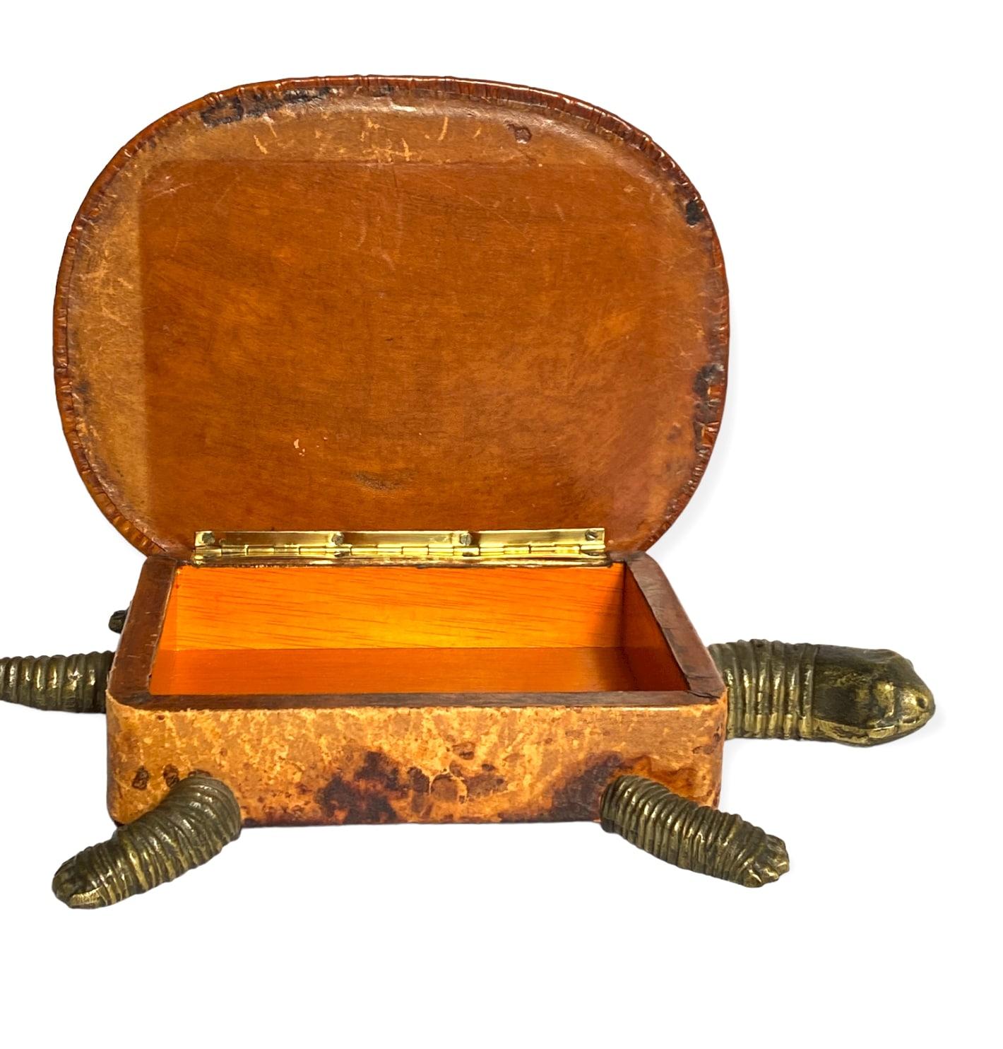 Milieu du XXe siècle Boîte à bijoux en forme de tortue en cuir et bronze, France, années 1950 en vente