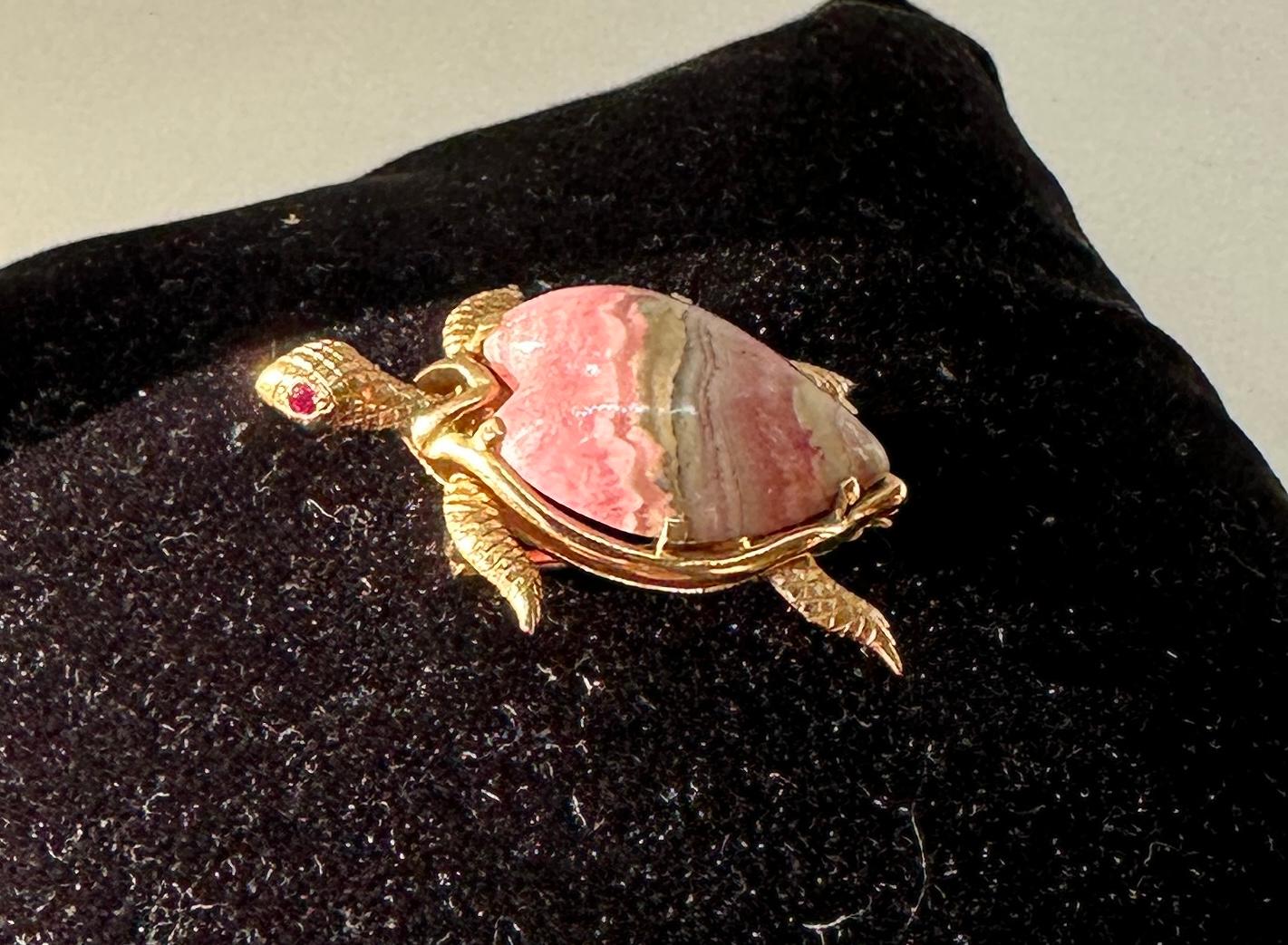 Schildkrötenbrosche Pin Rubin Rosa Rhodochrosite 14 Karat Gold Mary Lou Daves (Cabochon) im Angebot