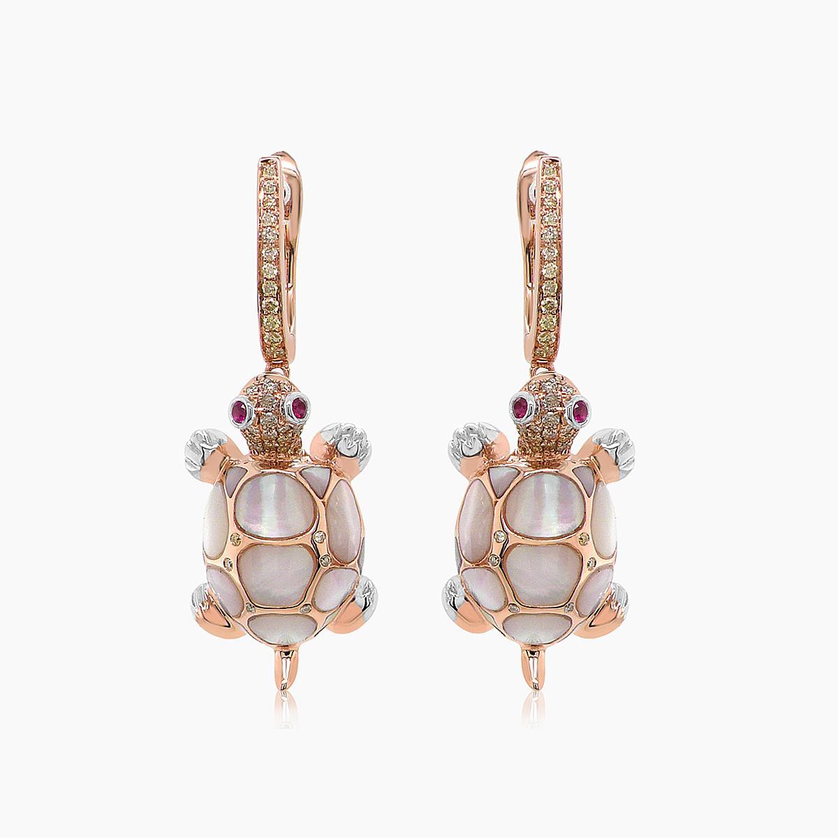 Taglio misto Orecchini a forma di tartaruga con diamante rosso, rubino e perla bianca in oro rosa 18 carati in vendita