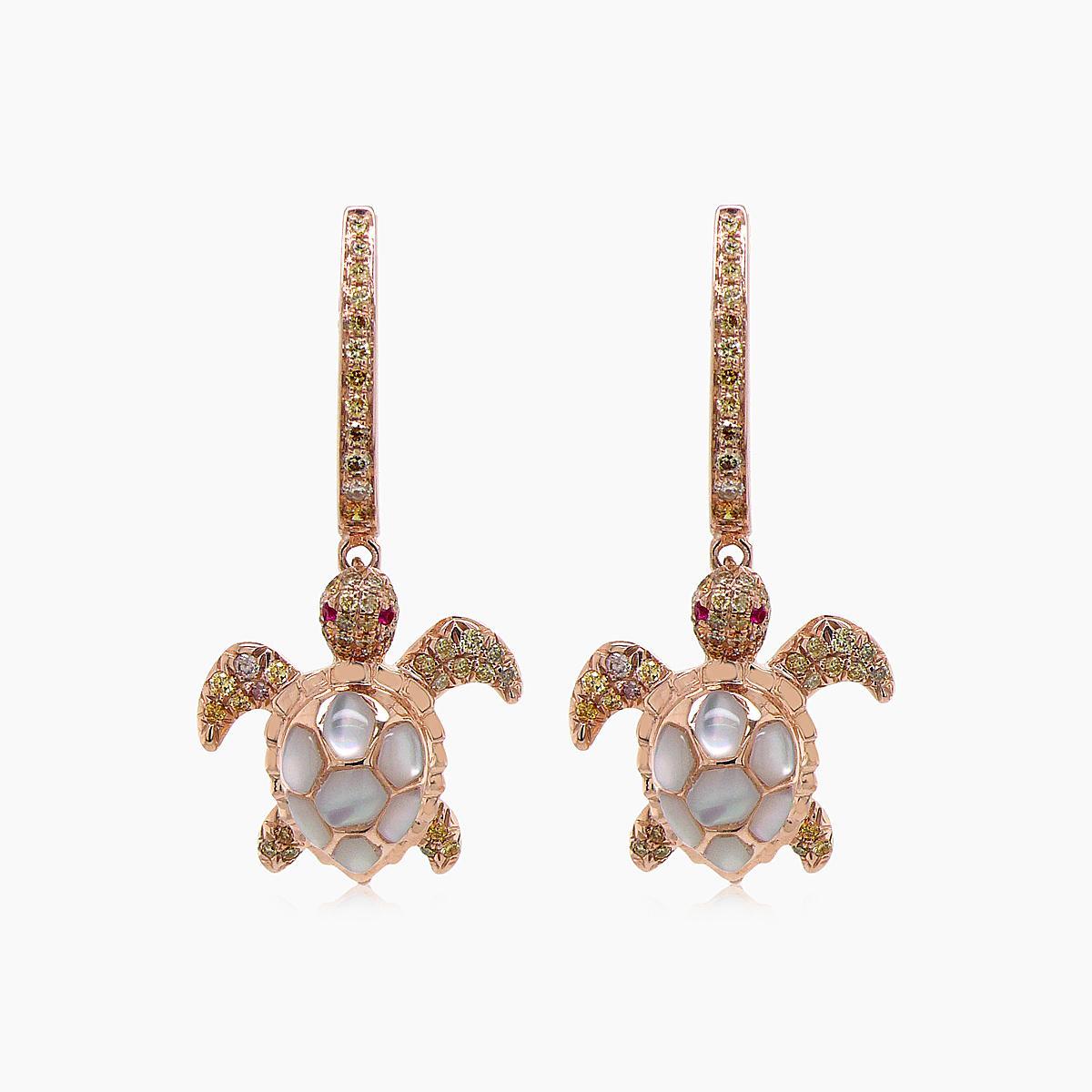 Orecchini a forma di tartaruga con diamante rosso, rubino e perla bianca in oro rosa 18 carati In condizioni Nuovo in vendita a Oakton, VA