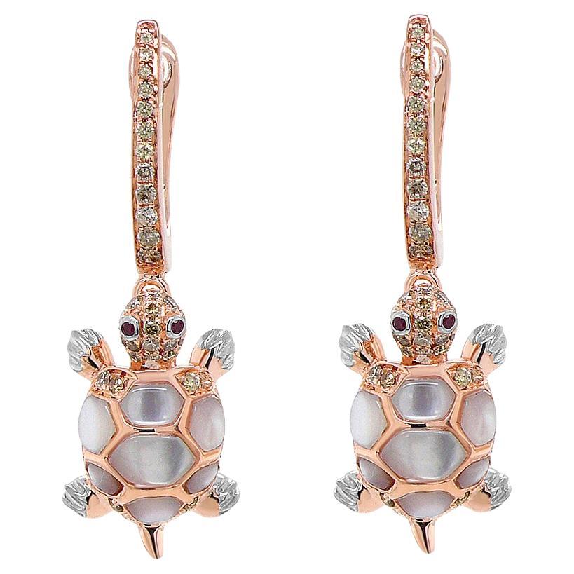 Orecchini a forma di tartaruga con diamante rosso, rubino e perla bianca in oro rosa 18 carati