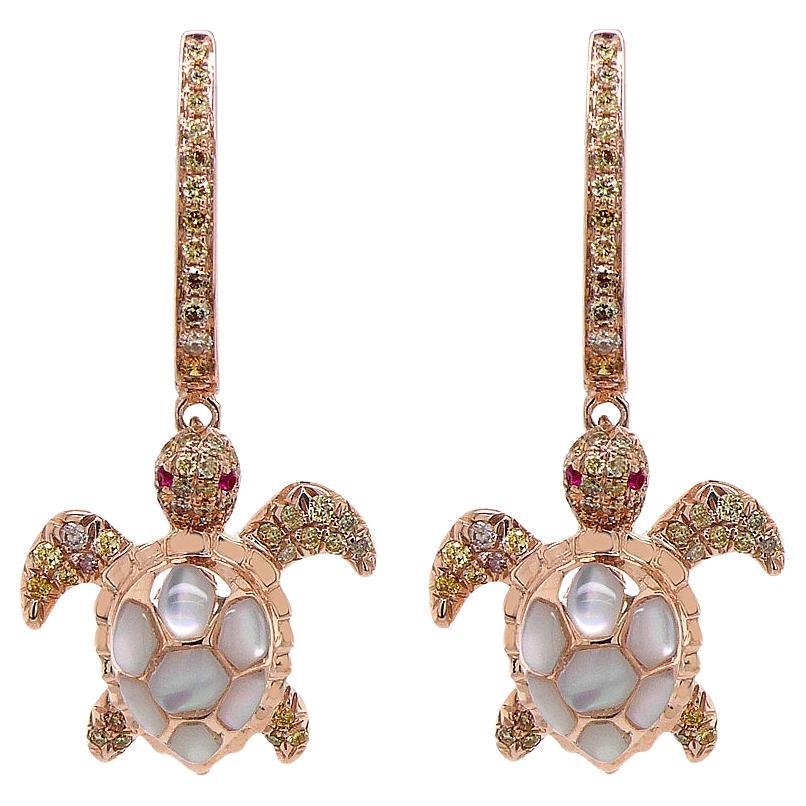 Orecchini a forma di tartaruga con diamante rosso, rubino e perla bianca in oro rosa 18 carati
