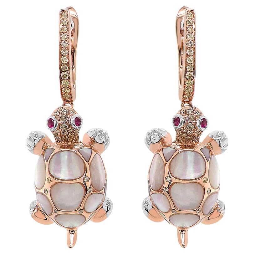 Orecchini a forma di tartaruga con diamante rosso, rubino e perla bianca in oro rosa 18 carati