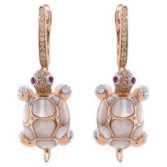 Orecchini a forma di tartaruga con diamante rosso, rubino e perla bianca in oro rosa 18 carati