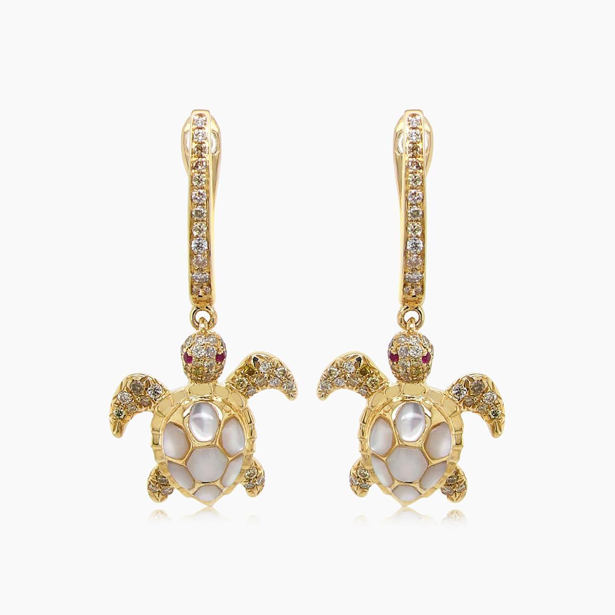 Taglio misto Orecchini a forma di tartaruga con diamante rosso, rubino e perla bianca in oro giallo 18 carati in vendita