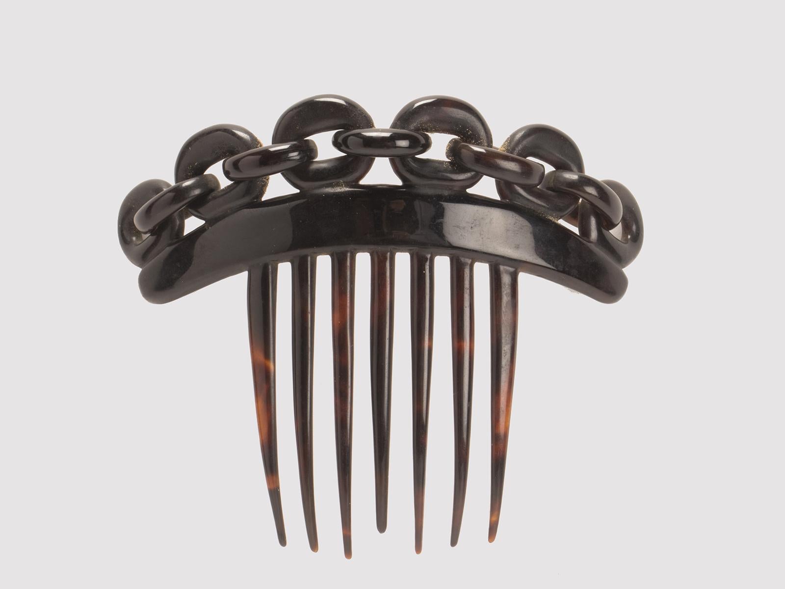 Tiara-Haarkamm aus Schildpatt, gekrönt von einem Element, ebenfalls aus Schildpatt, verziert mit einem skulpturalen Kettenmotiv, das von der Mitte zu den Rändern hin abfällt. Frankreich um 1900. (VERSAND NUR IN DIE EU)