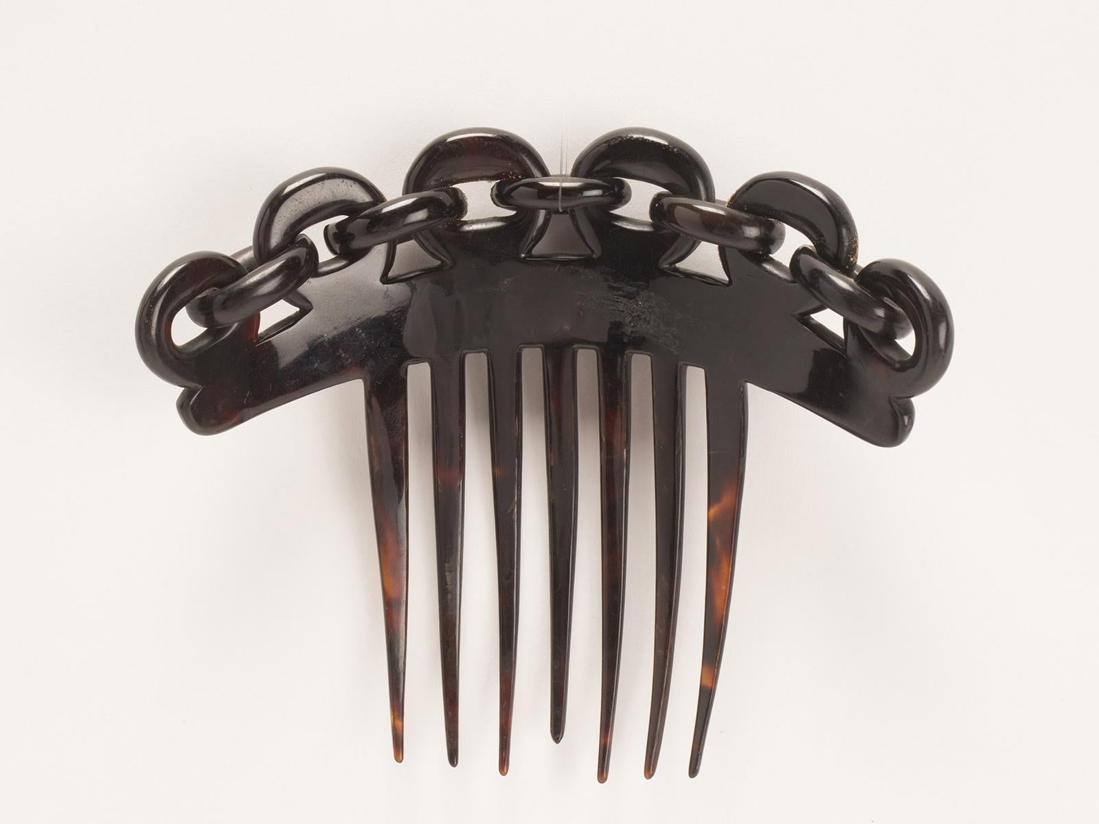 Turtleshell hair comb-diadem with chain motif, France 1900. In Good Condition For Sale In Milan, IT