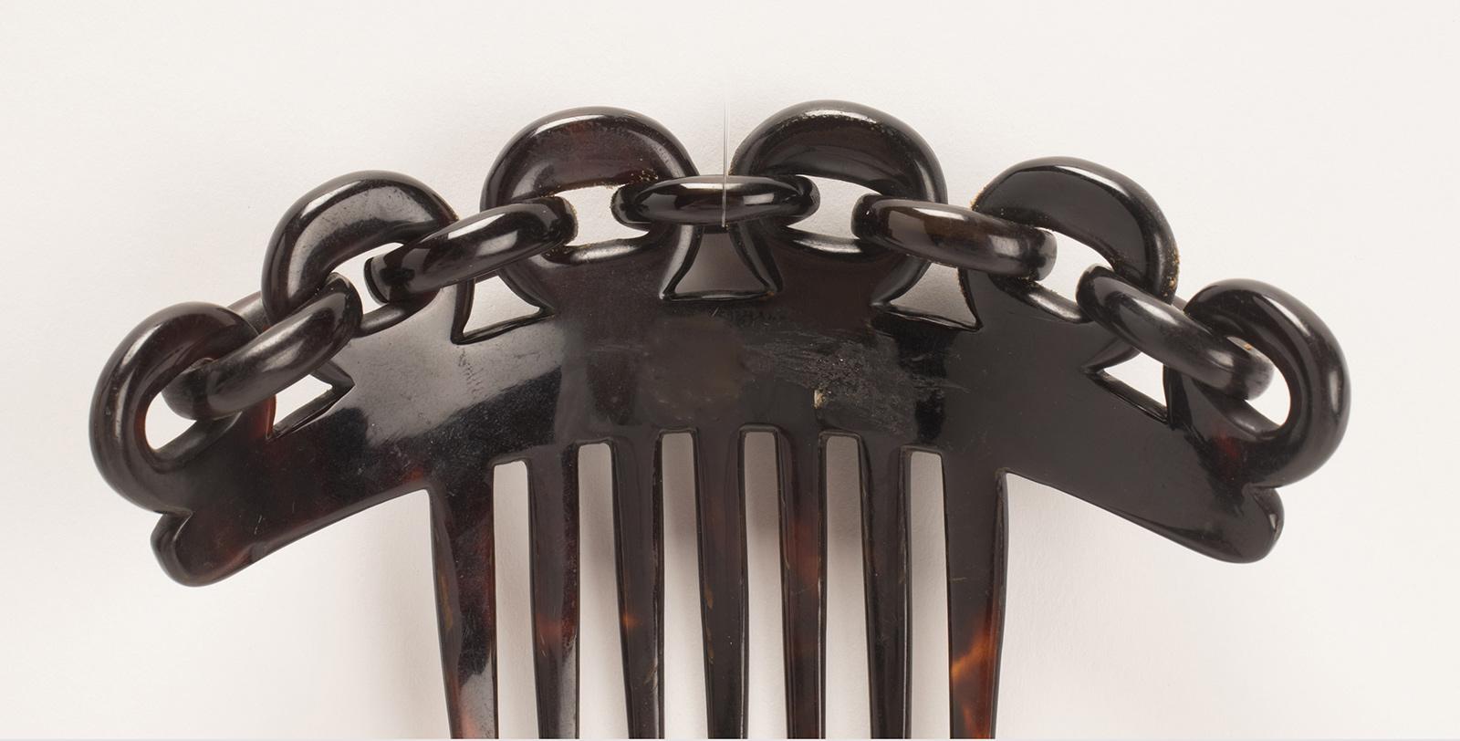 20th Century Turtleshell hair comb-diadem with chain motif, France 1900. For Sale