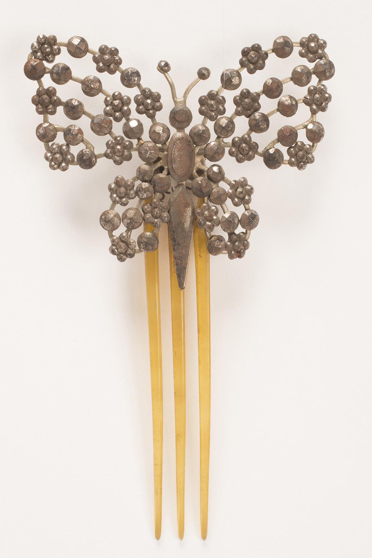 Turtleshell hair comb with butterfly in cutnsteel, France 1900.  In Good Condition For Sale In Milan, IT