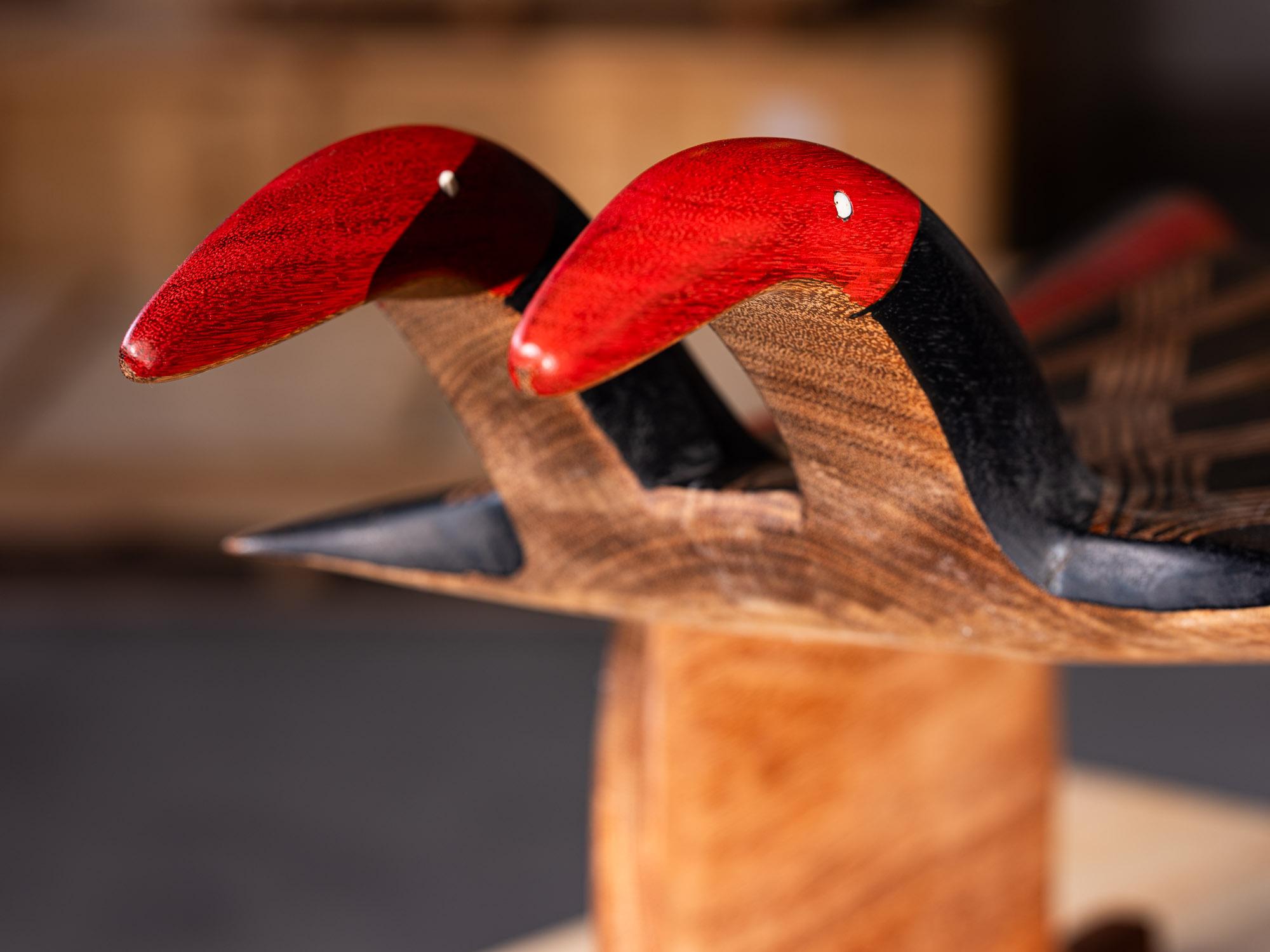 Turuza Wauja - Sculpture-banc en forme d'oiseau à deux têtes, 2024

Sculptée à la main par des artisans indigènes Wauja de la région du Xingu au Brésil, cette remarquable sculpture-banc représente un oiseau à deux têtes, figure spirituelle de leur