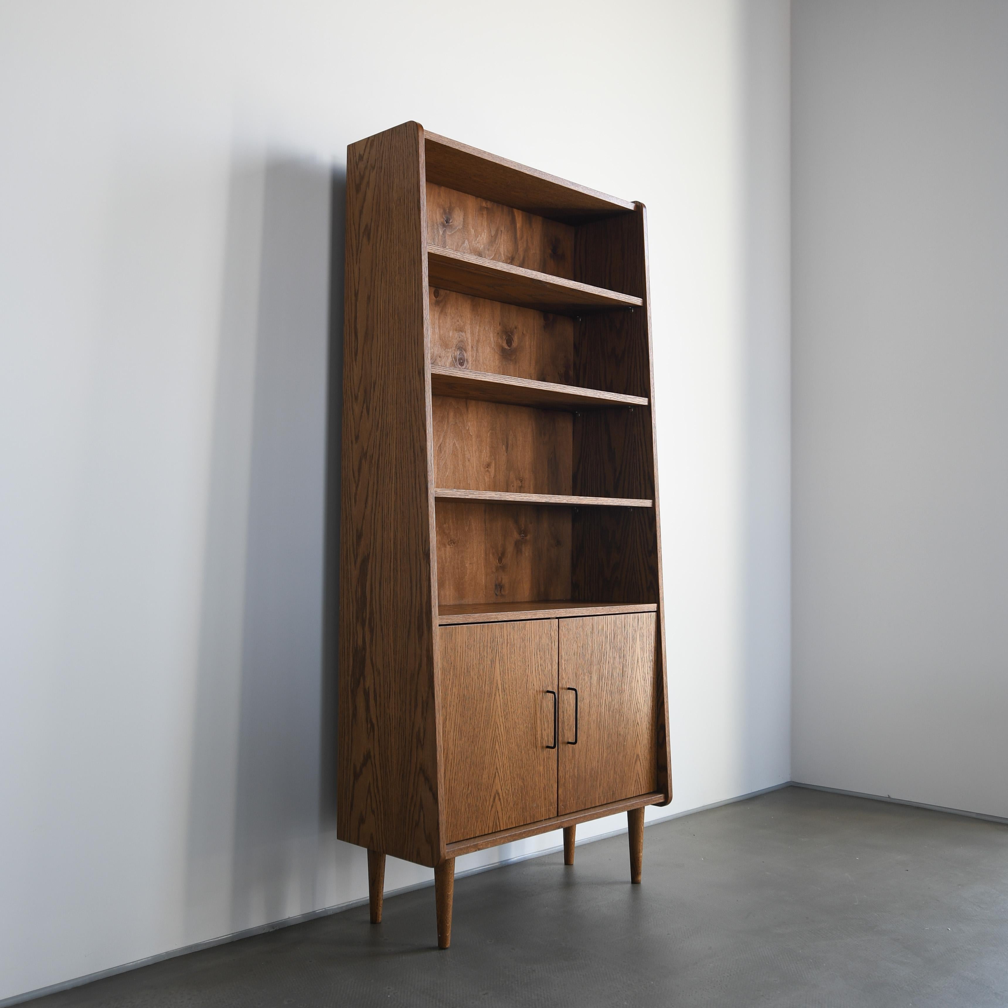 Haut de gamme Tusa par Pastform
Dimensions : D 35 x L 100 x H 180 cm
MATERIAL : Bois teinté et verni.

Disponible en différentes couleurs de bois : Whisky, Rhum, BPA, Nobel, Brandy, Schwarz et Natura. Disponible en trois largeurs différentes :