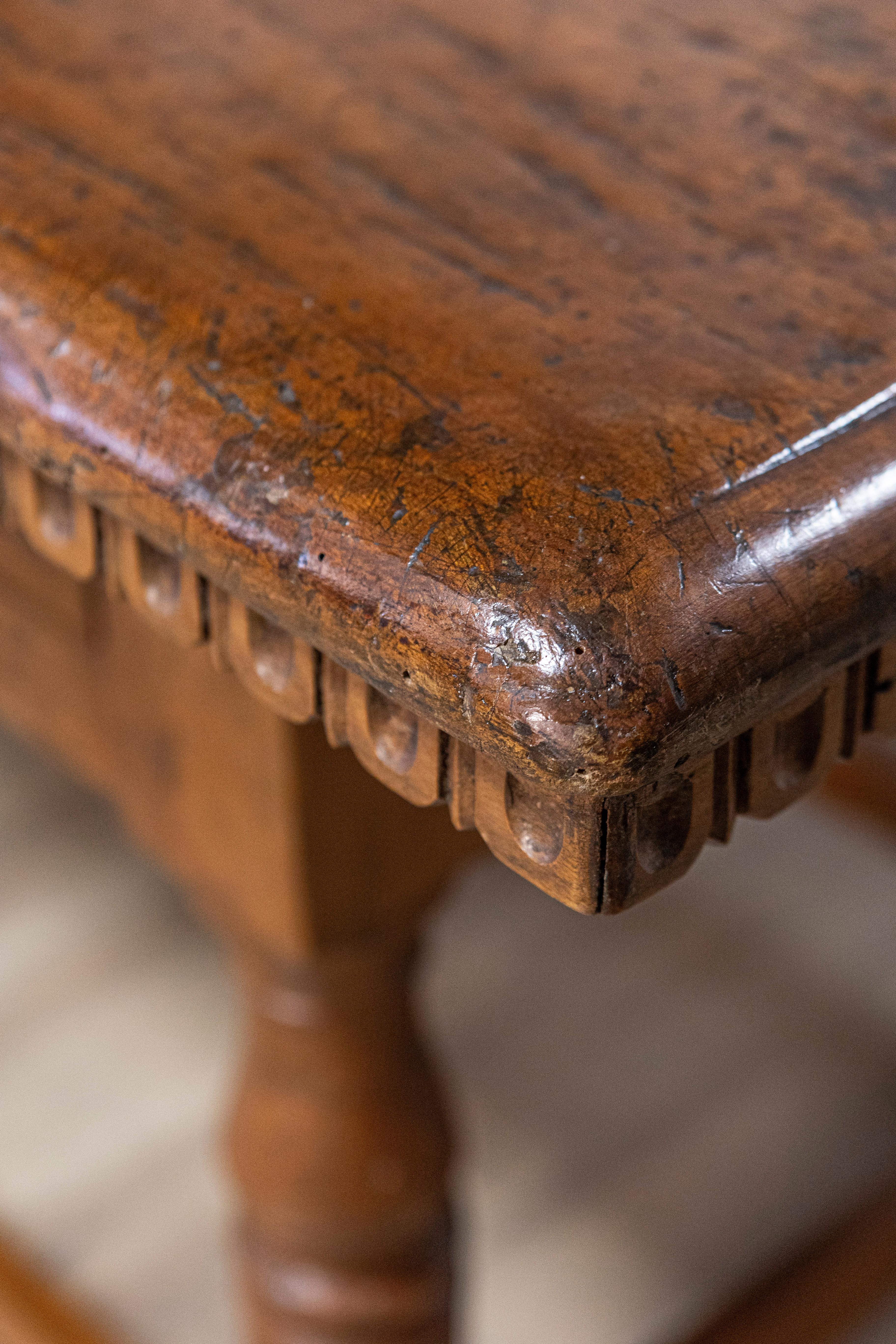 Tuscan 1790s Walnut Refectory Table with Carved Scoop Motifs and Turned Legs For Sale 5