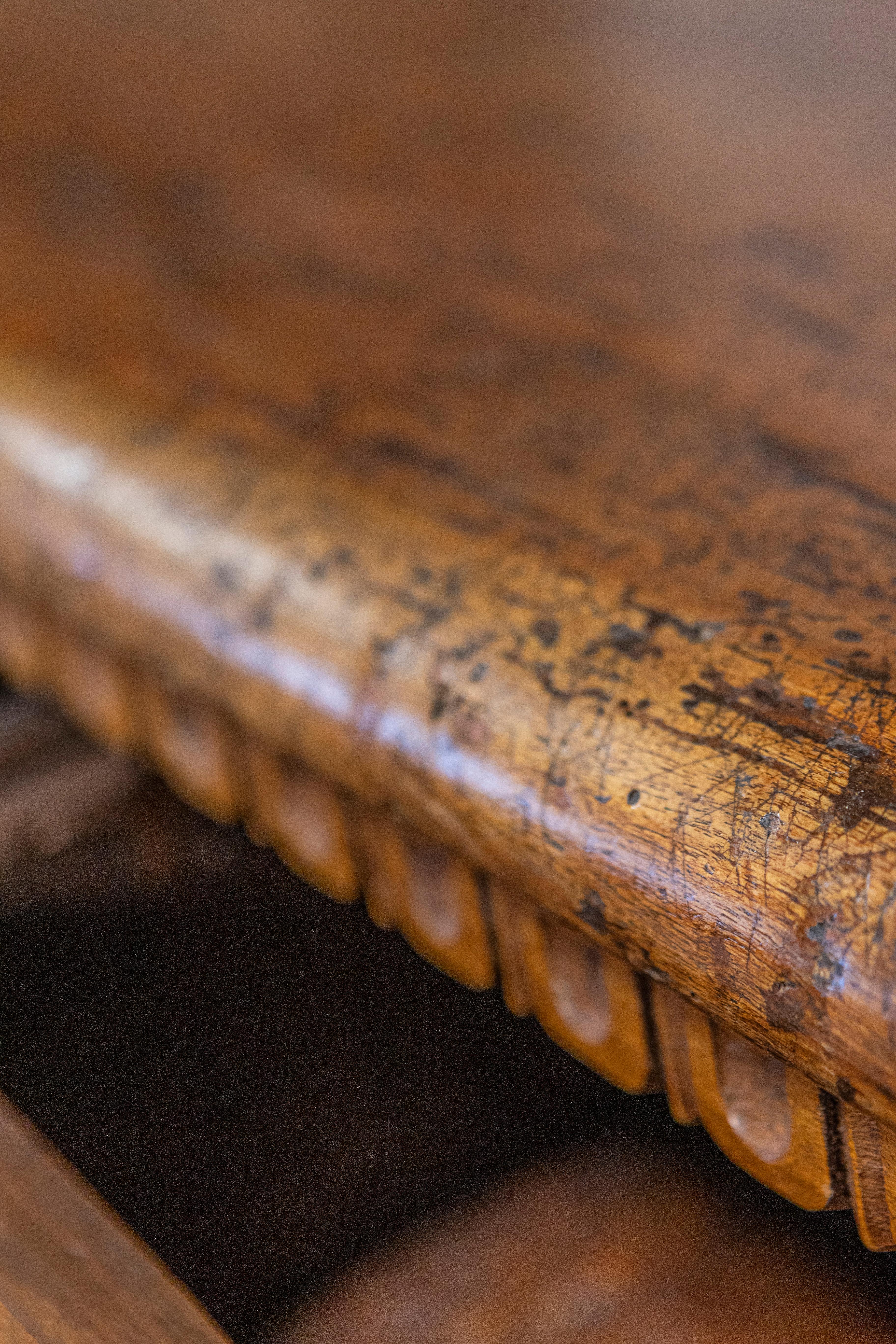 Tuscan 1790s Walnut Refectory Table with Carved Scoop Motifs and Turned Legs For Sale 7