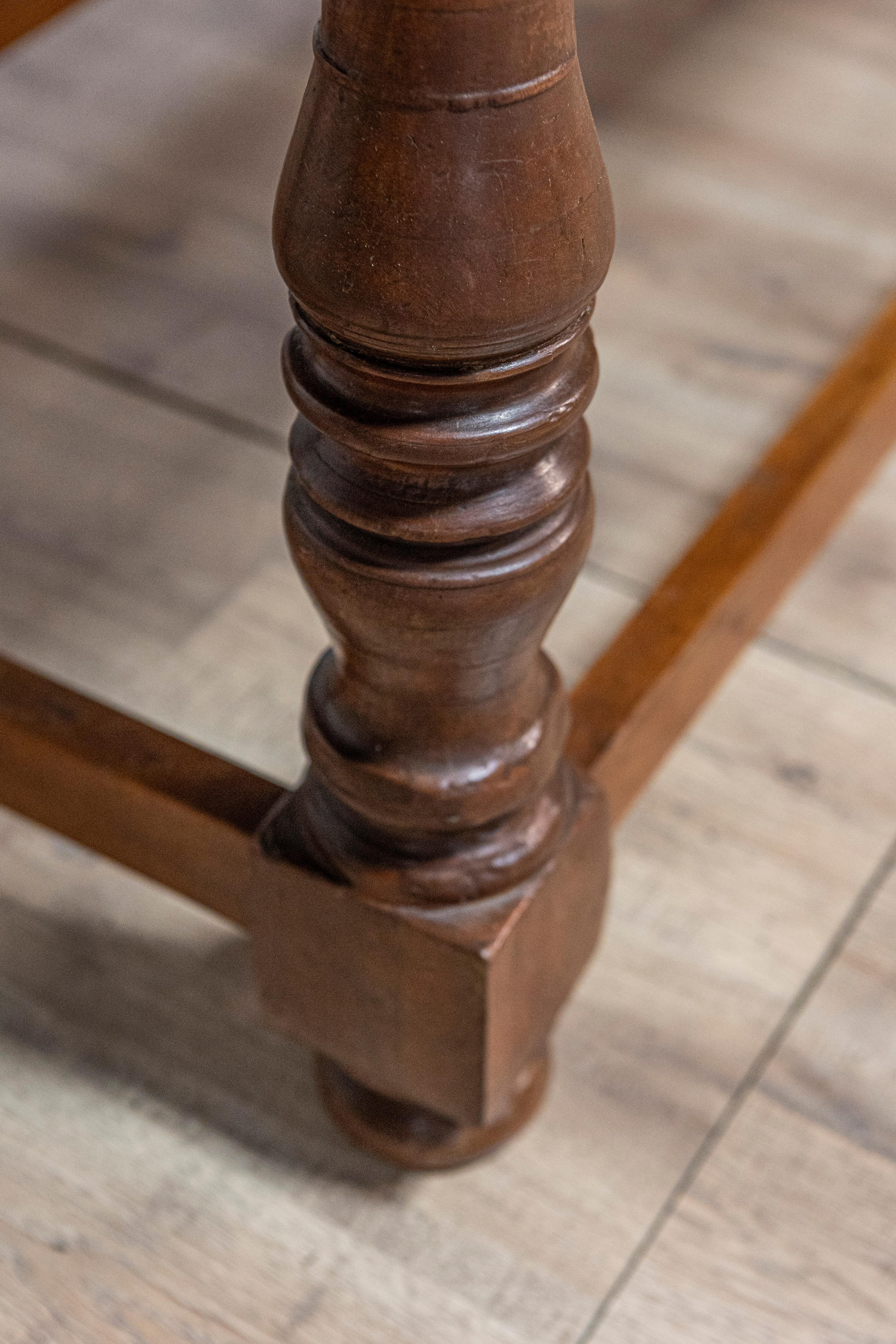 Tuscan 1790s Walnut Refectory Table with Carved Scoop Motifs and Turned Legs For Sale 8