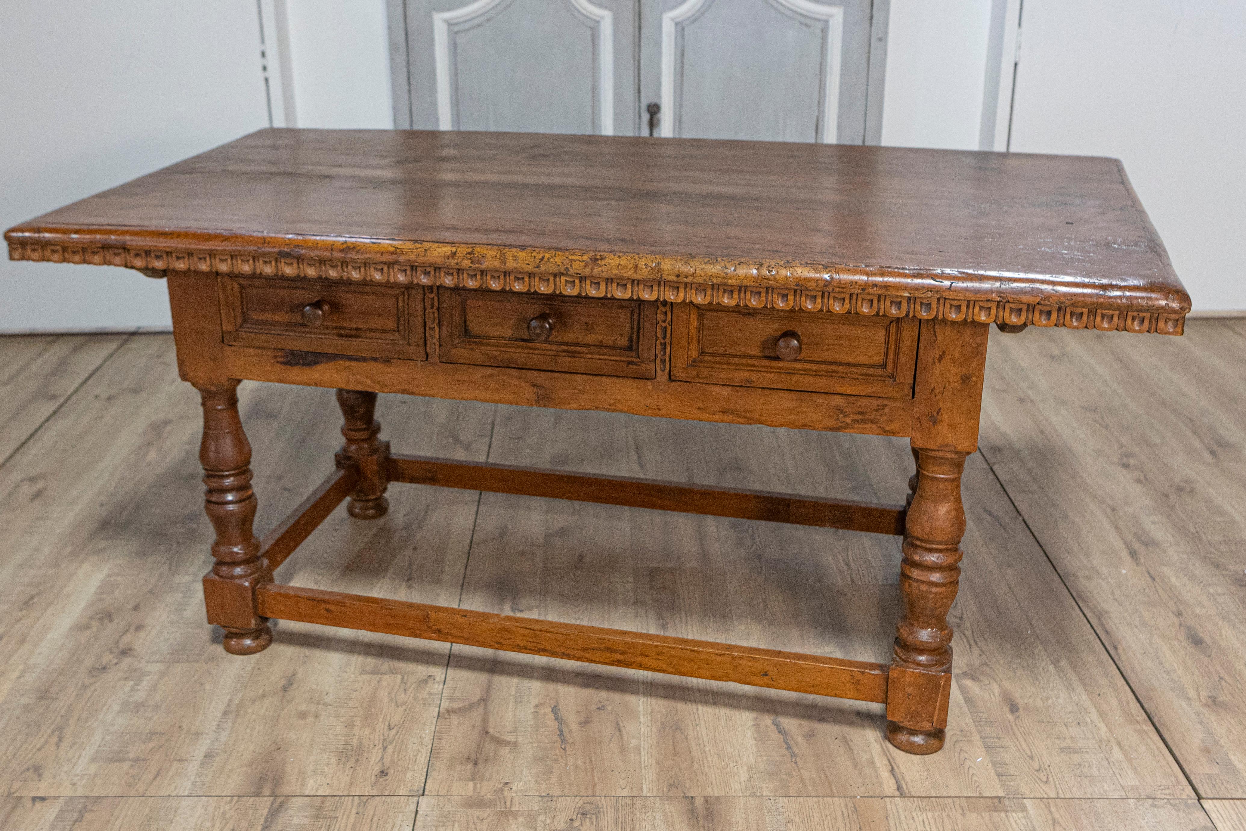 Tuscan 1790s Walnut Refectory Table with Carved Scoop Motifs and Turned Legs For Sale 9