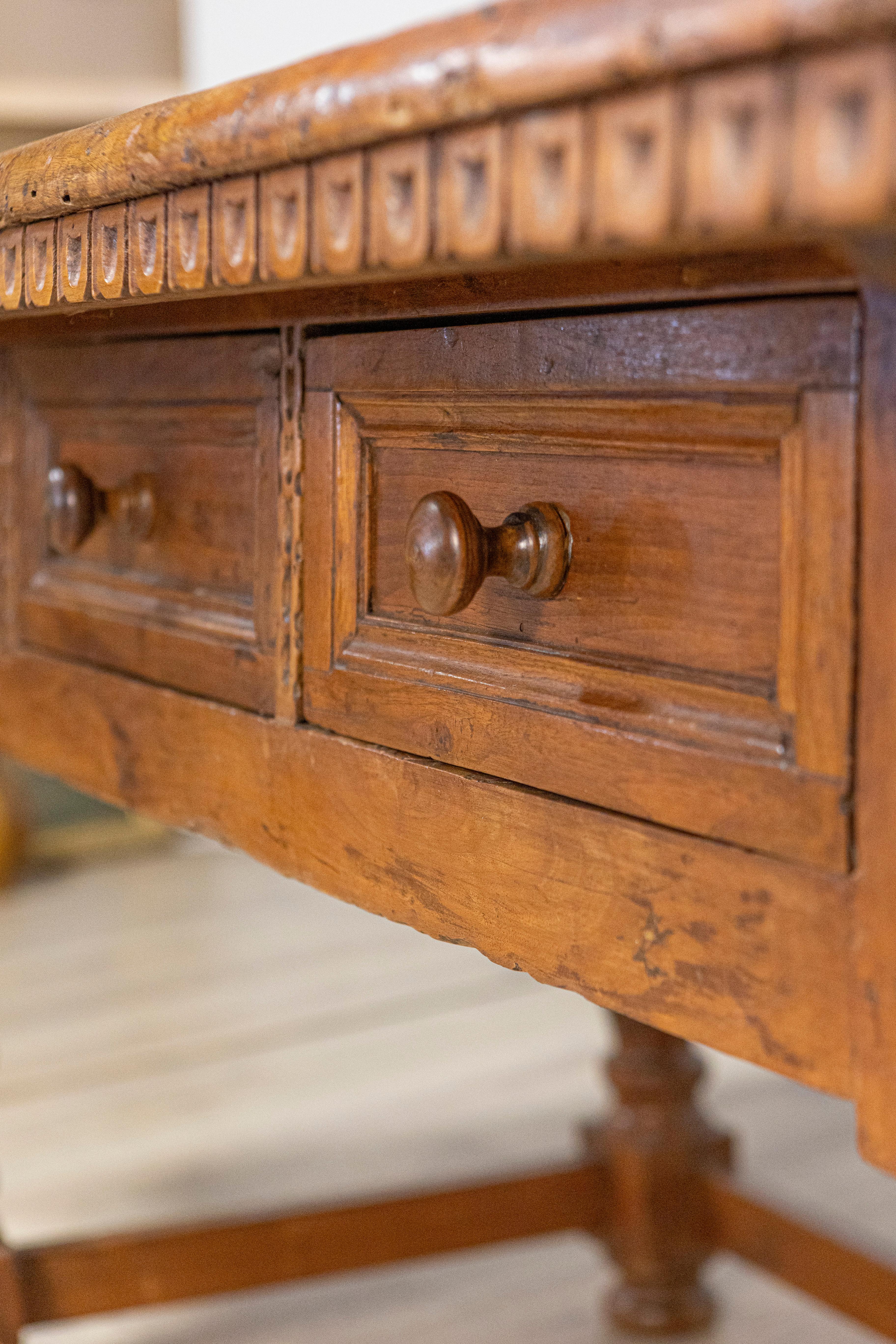 Tuscan 1790s Walnut Refectory Table with Carved Scoop Motifs and Turned Legs For Sale 10