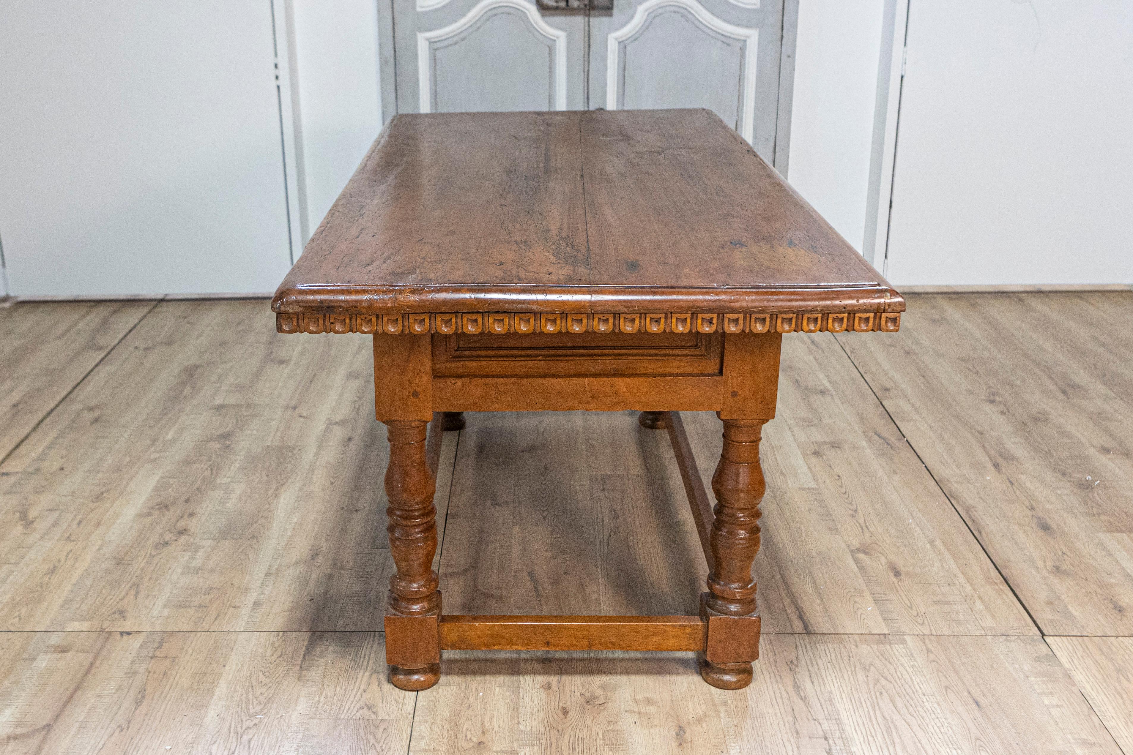 Tuscan 1790s Walnut Refectory Table with Carved Scoop Motifs and Turned Legs For Sale 11