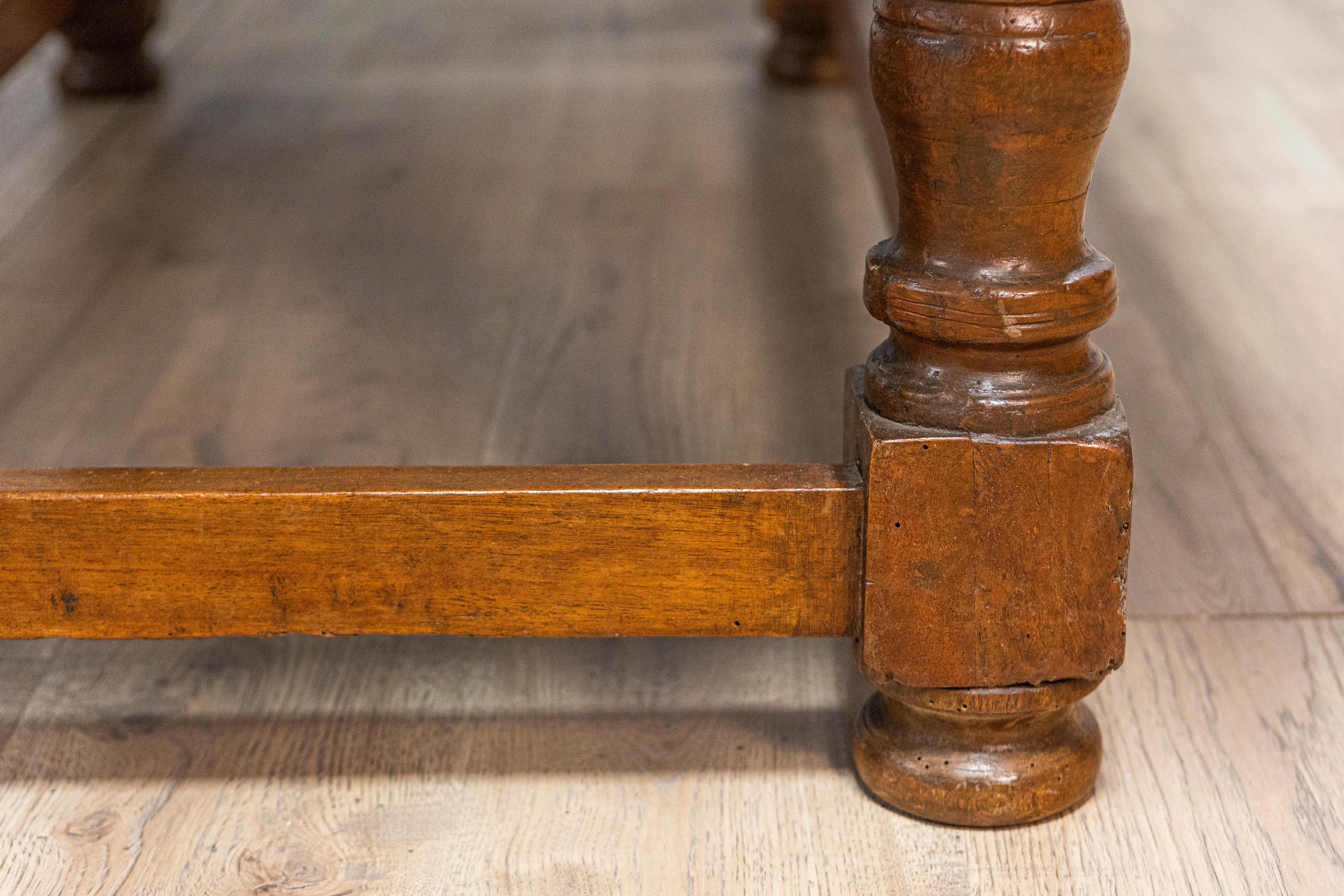 Tuscan 1790s Walnut Refectory Table with Carved Scoop Motifs and Turned Legs For Sale 12