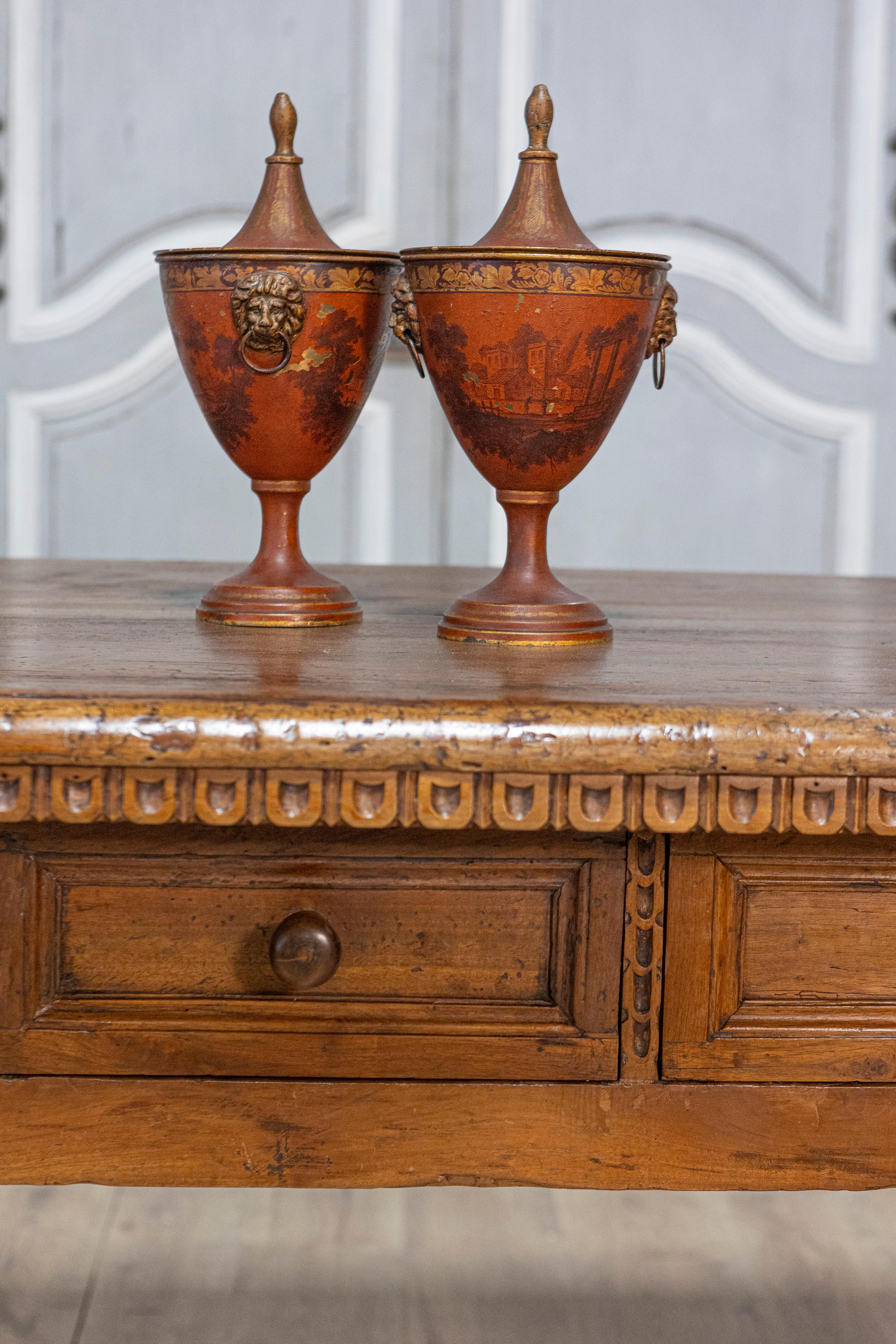 Tuscan 1790s Walnut Refectory Table with Carved Scoop Motifs and Turned Legs For Sale 14