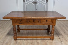 Tuscan 1790s Walnut Refectory Table with Carved Scoop Motifs and Turned Legs