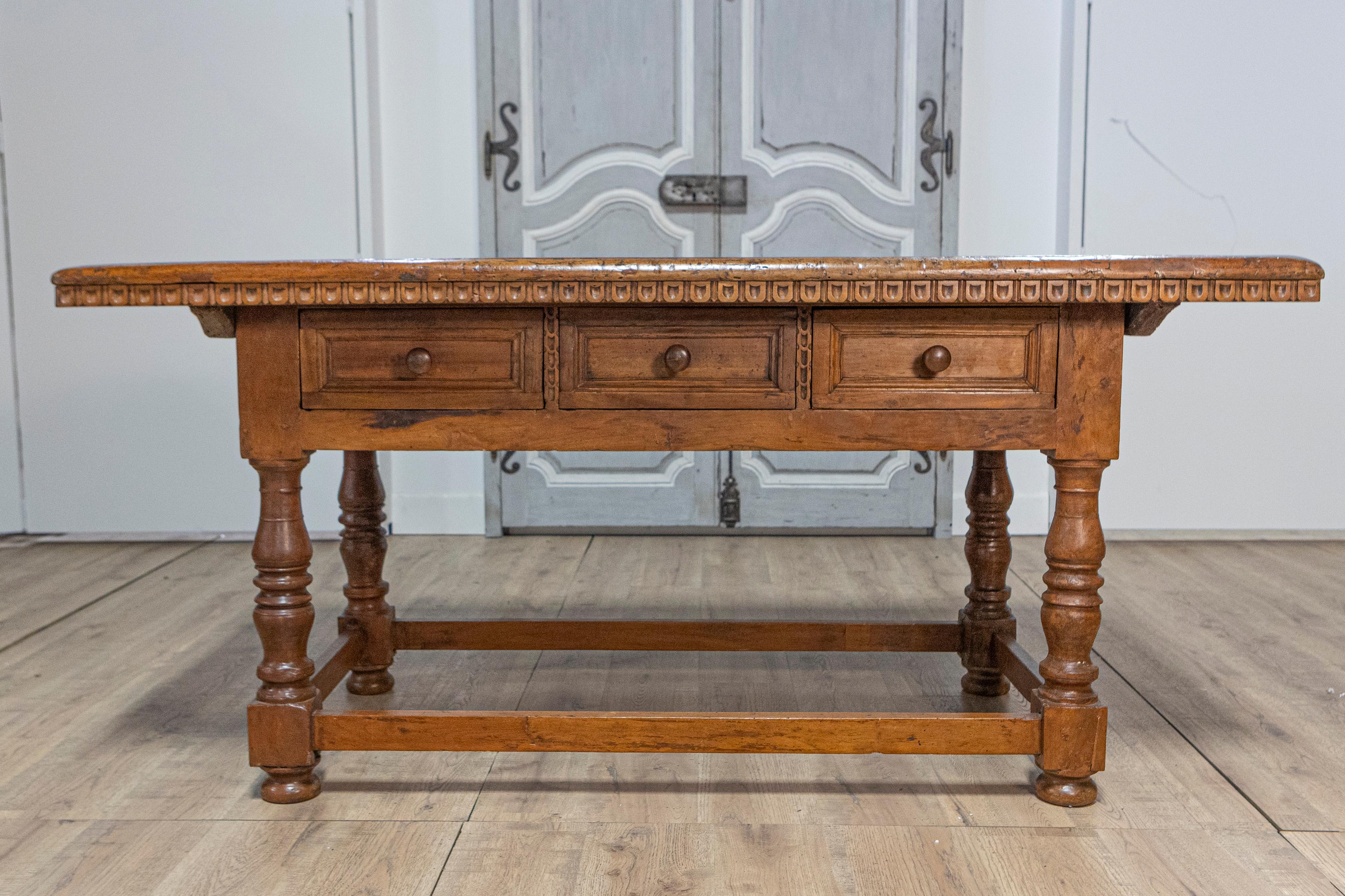 Italian Tuscan 1790s Walnut Refectory Table with Carved Scoop Motifs and Turned Legs For Sale
