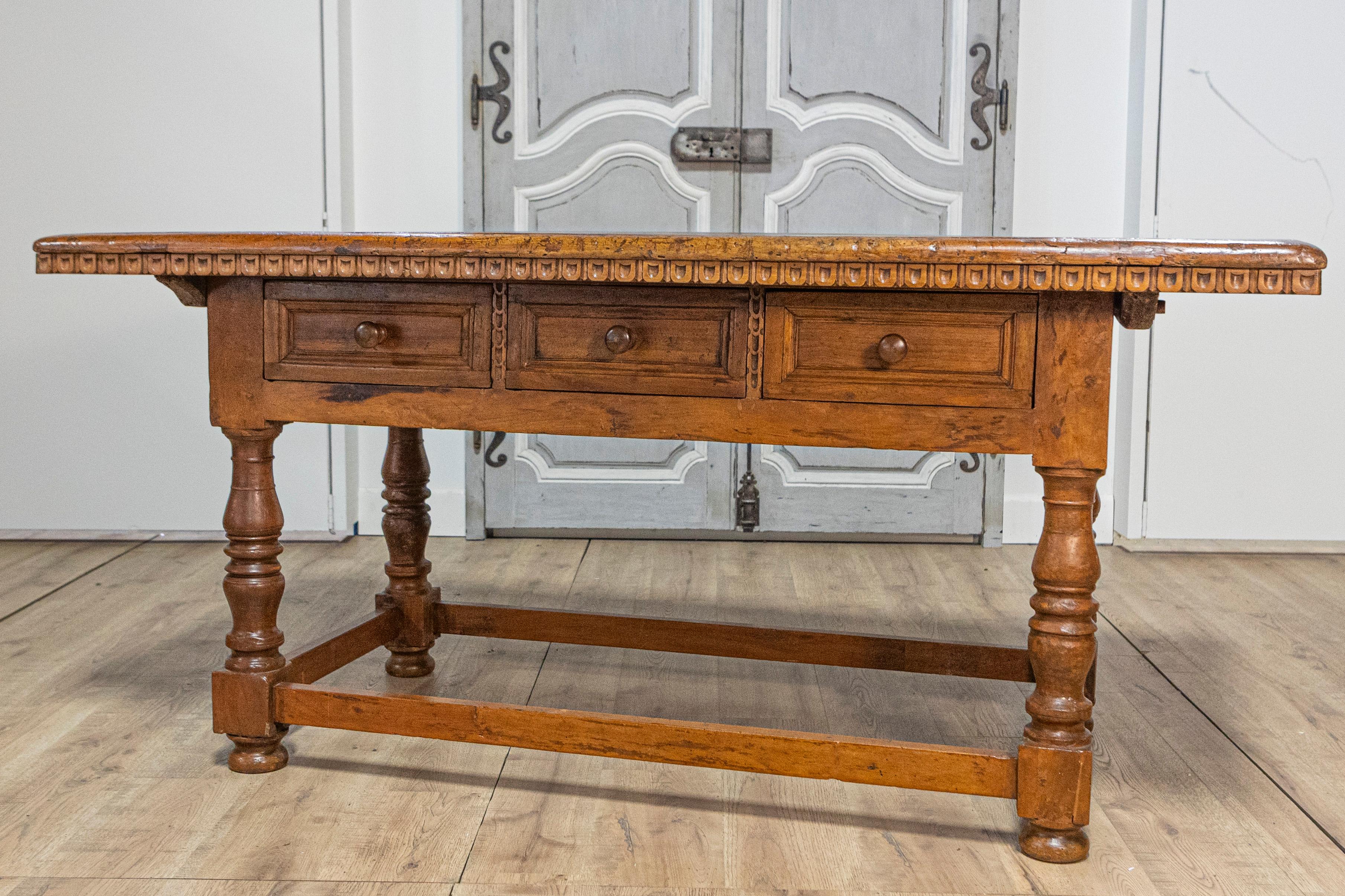 Tuscan 1790s Walnut Refectory Table with Carved Scoop Motifs and Turned Legs In Good Condition For Sale In Atlanta, GA