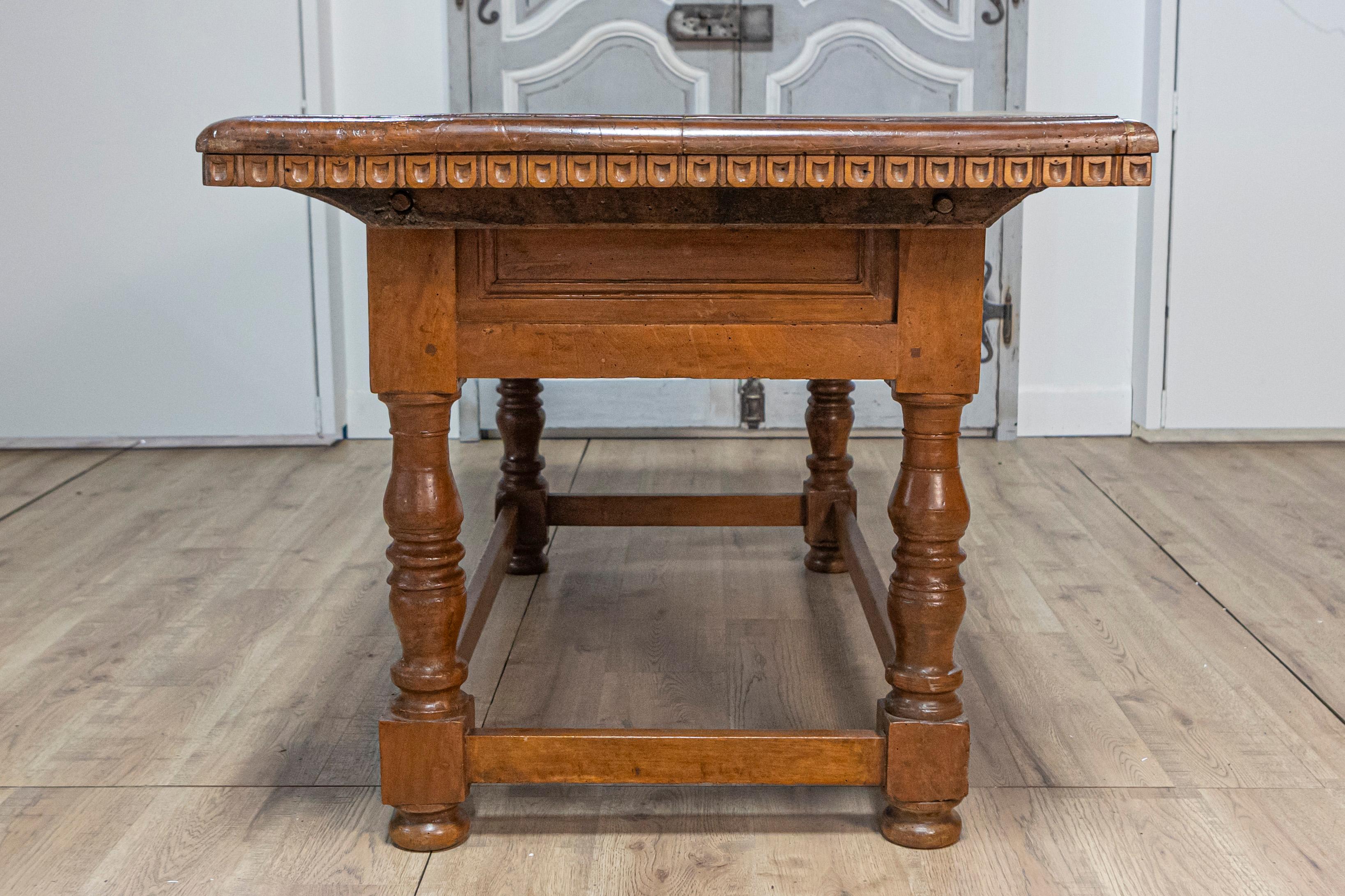 18th Century Tuscan 1790s Walnut Refectory Table with Carved Scoop Motifs and Turned Legs For Sale