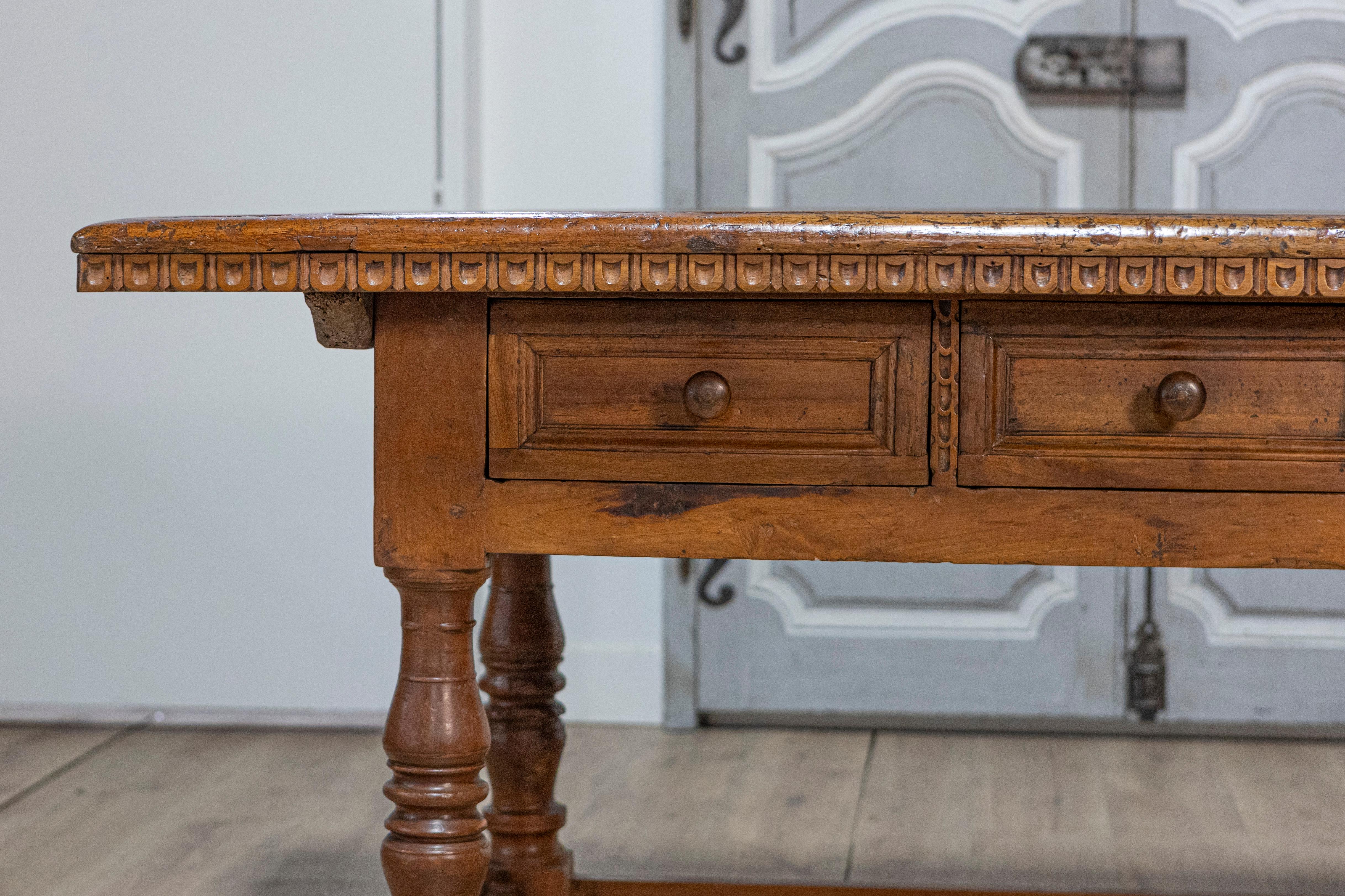Tuscan 1790s Walnut Refectory Table with Carved Scoop Motifs and Turned Legs For Sale 1