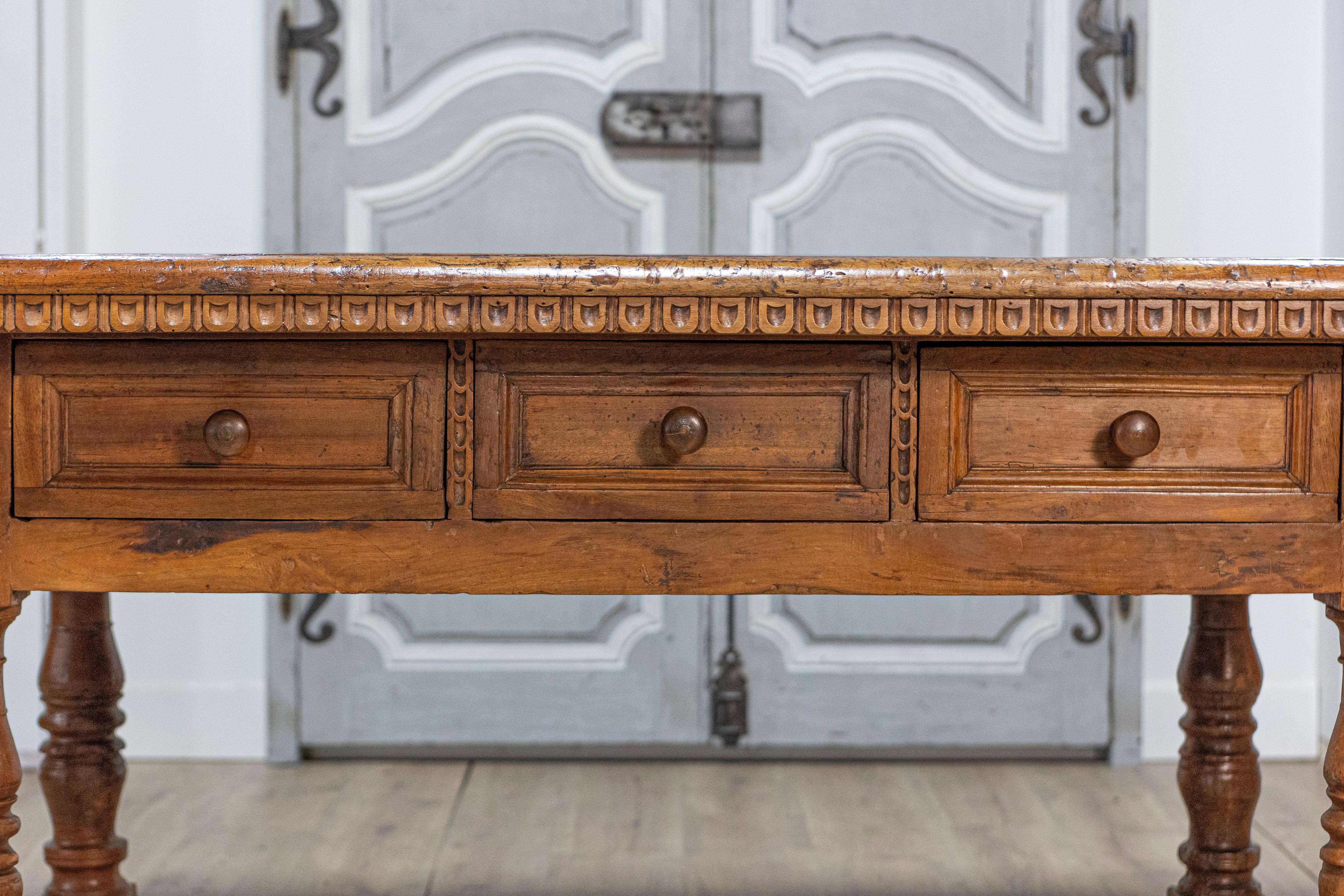 Tuscan 1790s Walnut Refectory Table with Carved Scoop Motifs and Turned Legs For Sale 2