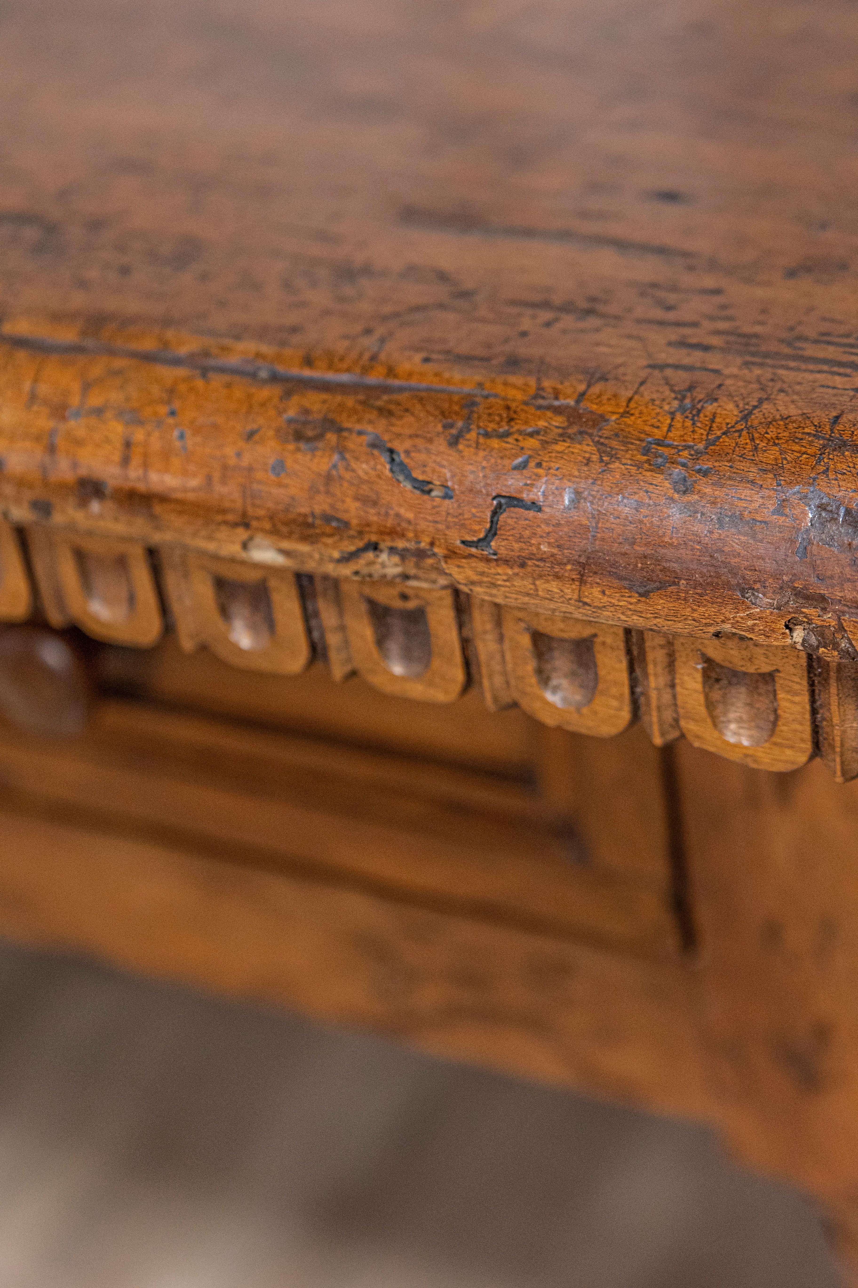 Tuscan 1790s Walnut Refectory Table with Carved Scoop Motifs and Turned Legs For Sale 3