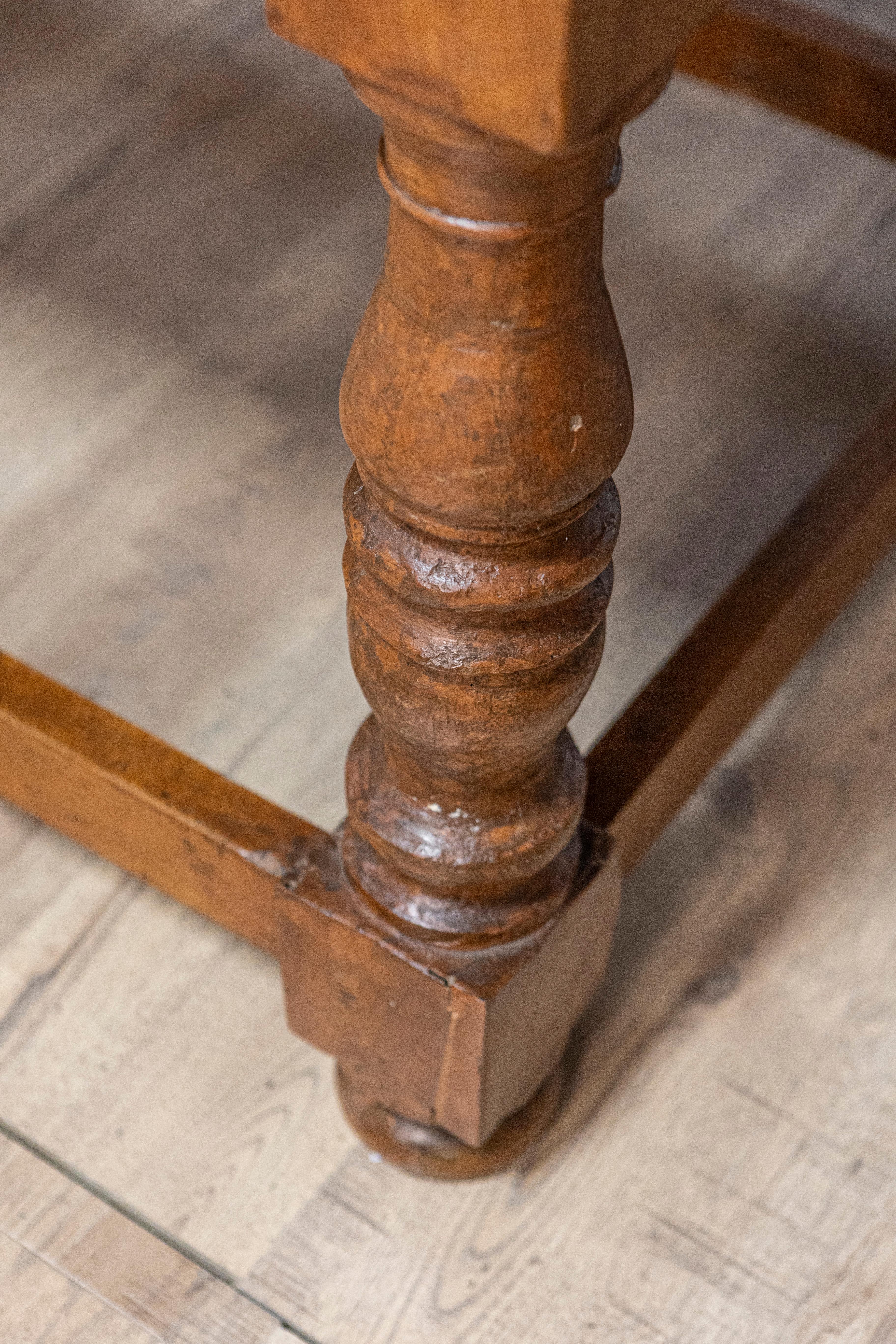 Tuscan 1790s Walnut Refectory Table with Carved Scoop Motifs and Turned Legs For Sale 4