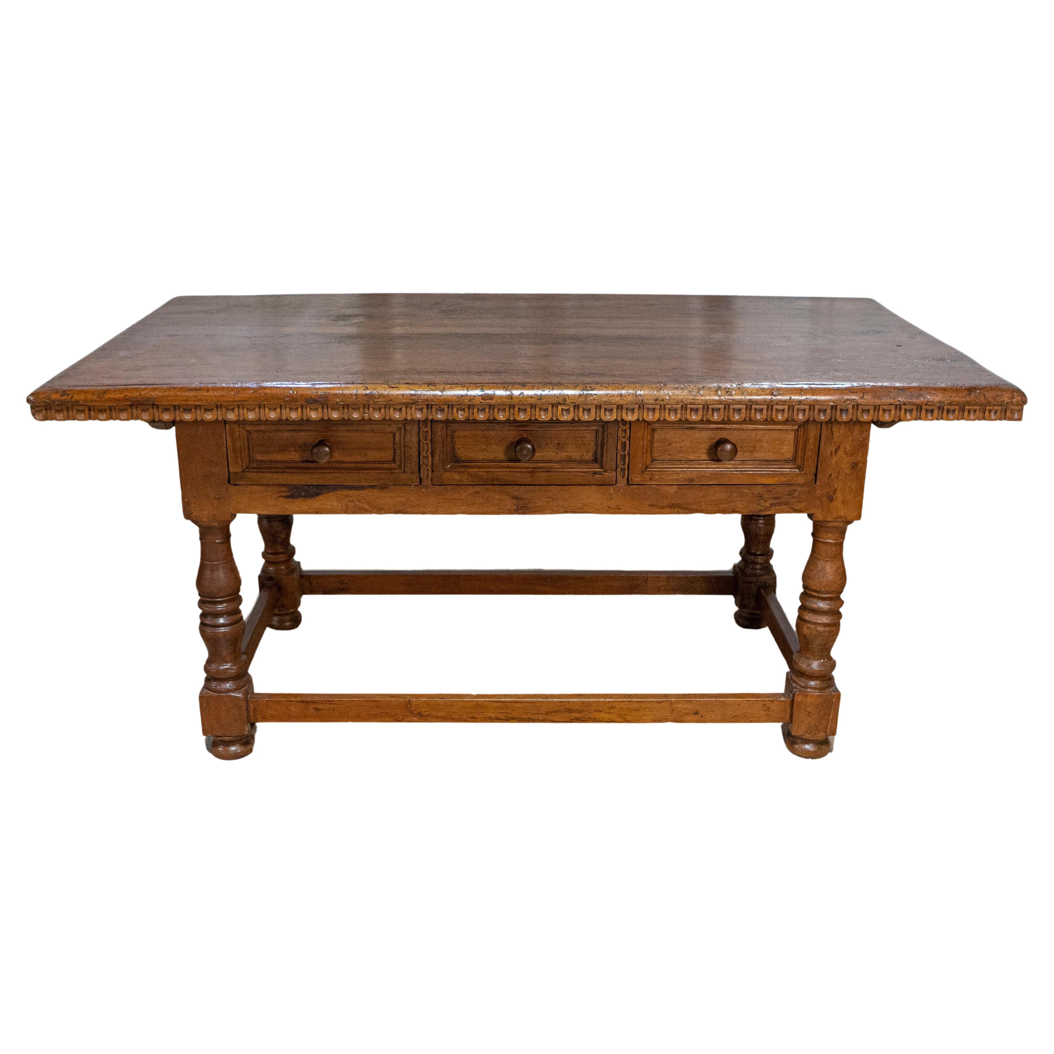 Tuscan 1790s Walnut Refectory Table with Carved Scoop Motifs and Turned Legs