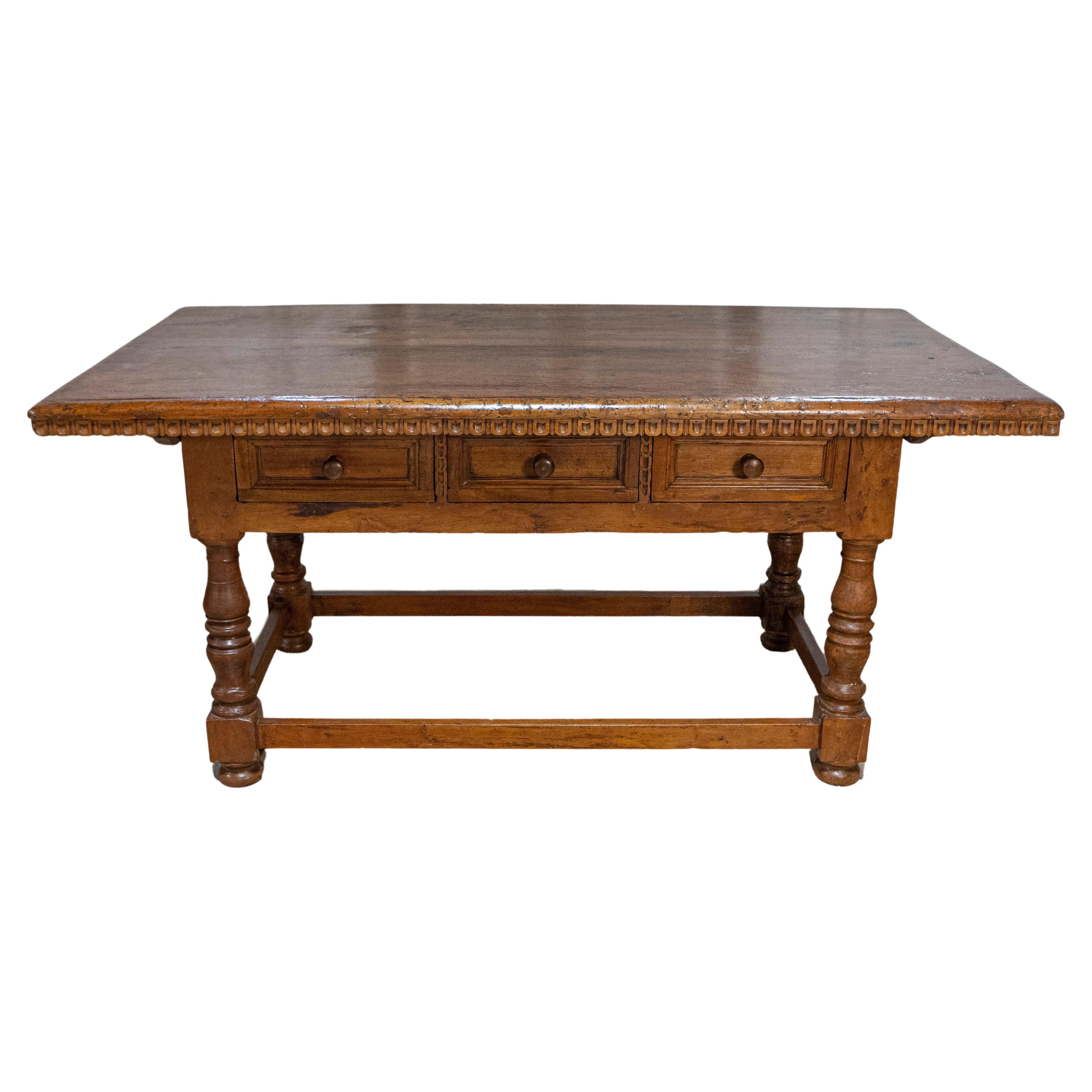 Tuscan 1790s Walnut Refectory Table with Carved Scoop Motifs and Turned Legs For Sale