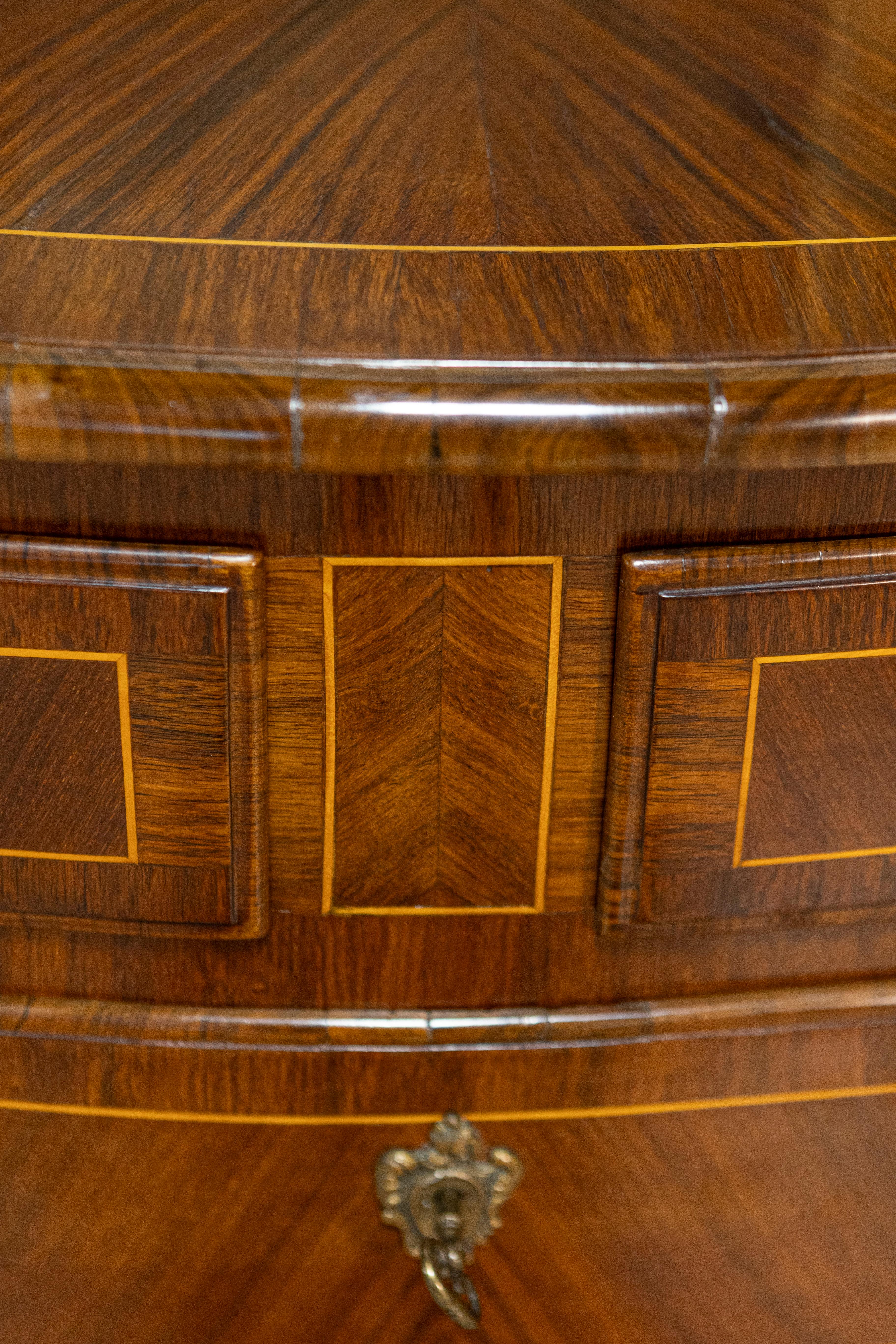 Tuscan 1890s Walnut and Mahogany Four-Drawer Commode with Banding Inlay For Sale 5