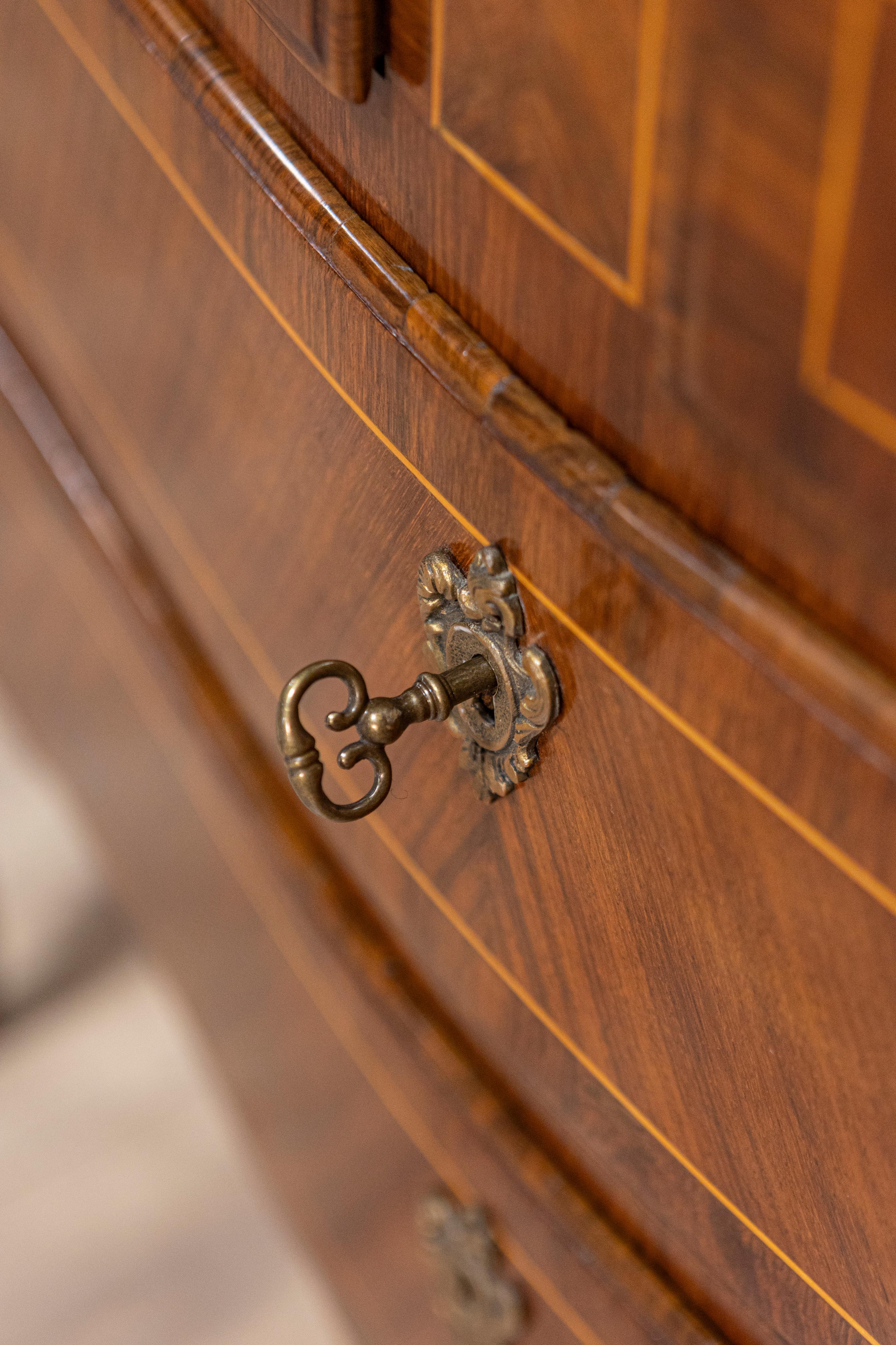 Tuscan 1890s Walnut and Mahogany Four-Drawer Commode with Banding Inlay For Sale 2