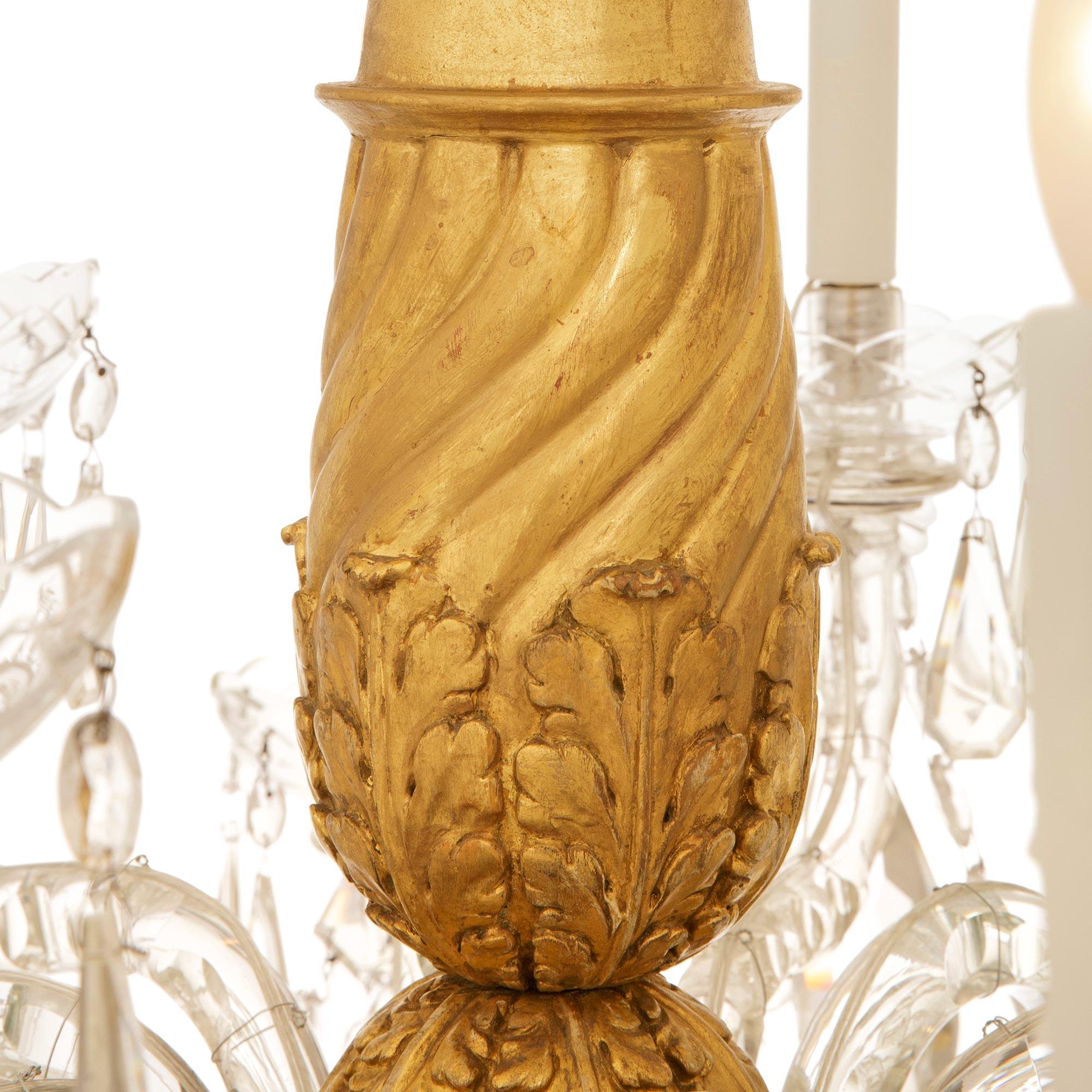Araña toscana del siglo XVIII de madera dorada, cristal y vidrio siglo XVIII y antes en venta