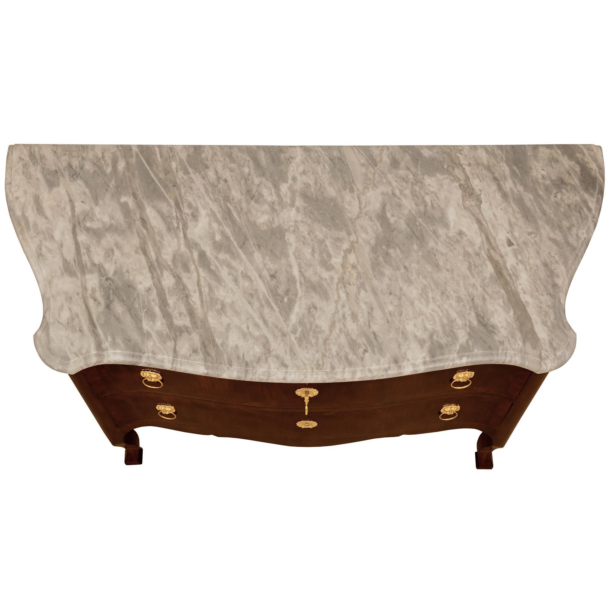 Commodo toscano del XVIII secolo Luigi XV st. Commode in palissandro, marmo Bardiglio e Ormolu in vendita 5