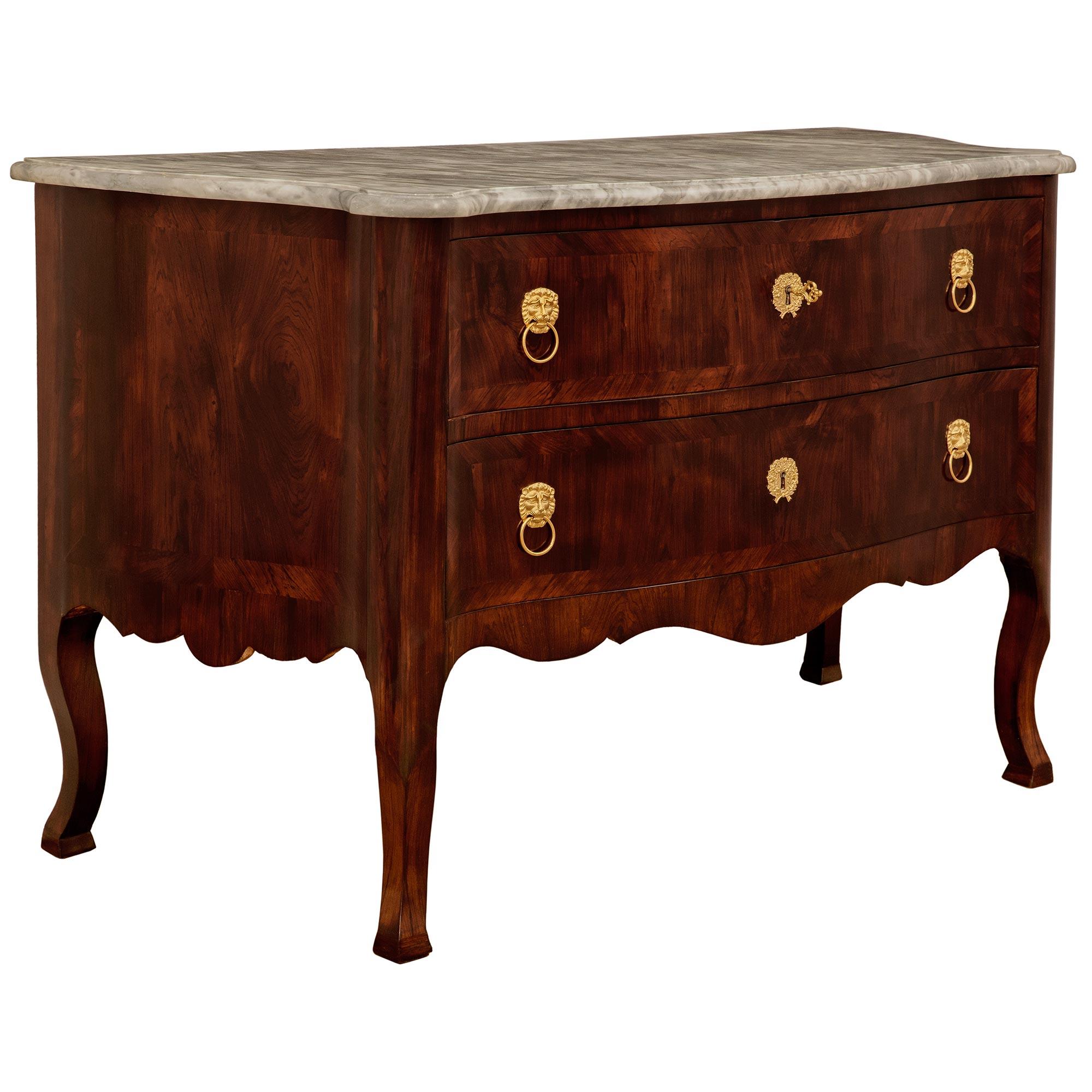 Italiano Commodo toscano del XVIII secolo Luigi XV st. Commode in palissandro, marmo Bardiglio e Ormolu in vendita