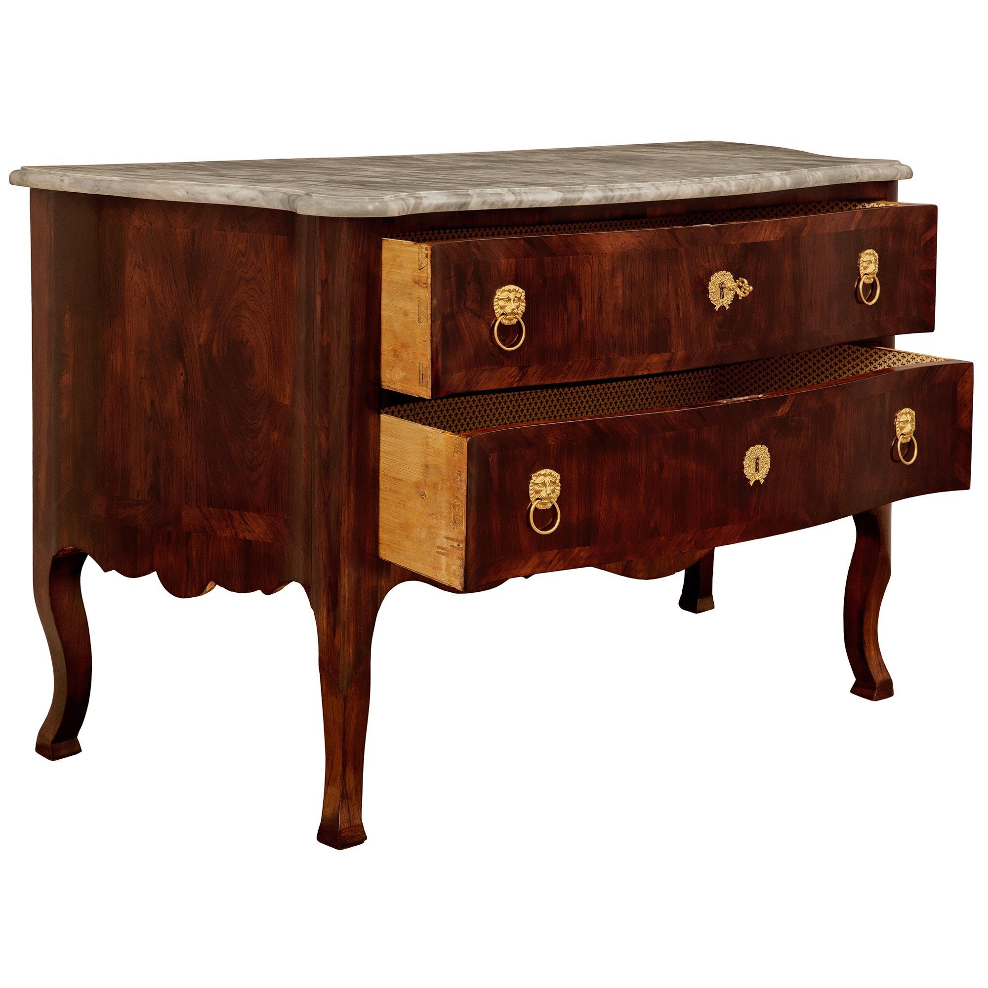 Commodo toscano del XVIII secolo Luigi XV st. Commode in palissandro, marmo Bardiglio e Ormolu In condizioni buone in vendita a West Palm Beach, FL