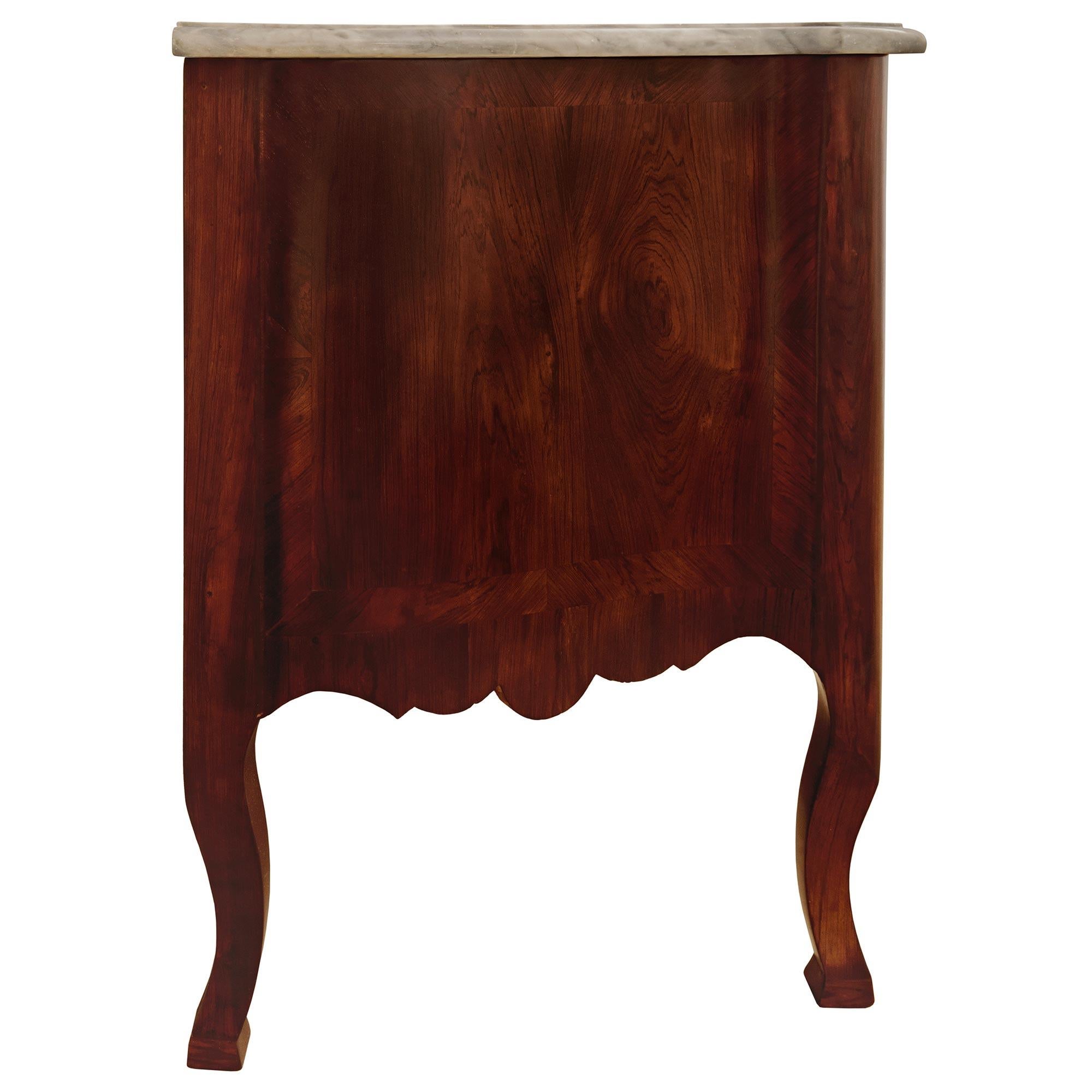 Fino al XVIII secolo Commodo toscano del XVIII secolo Luigi XV st. Commode in palissandro, marmo Bardiglio e Ormolu in vendita