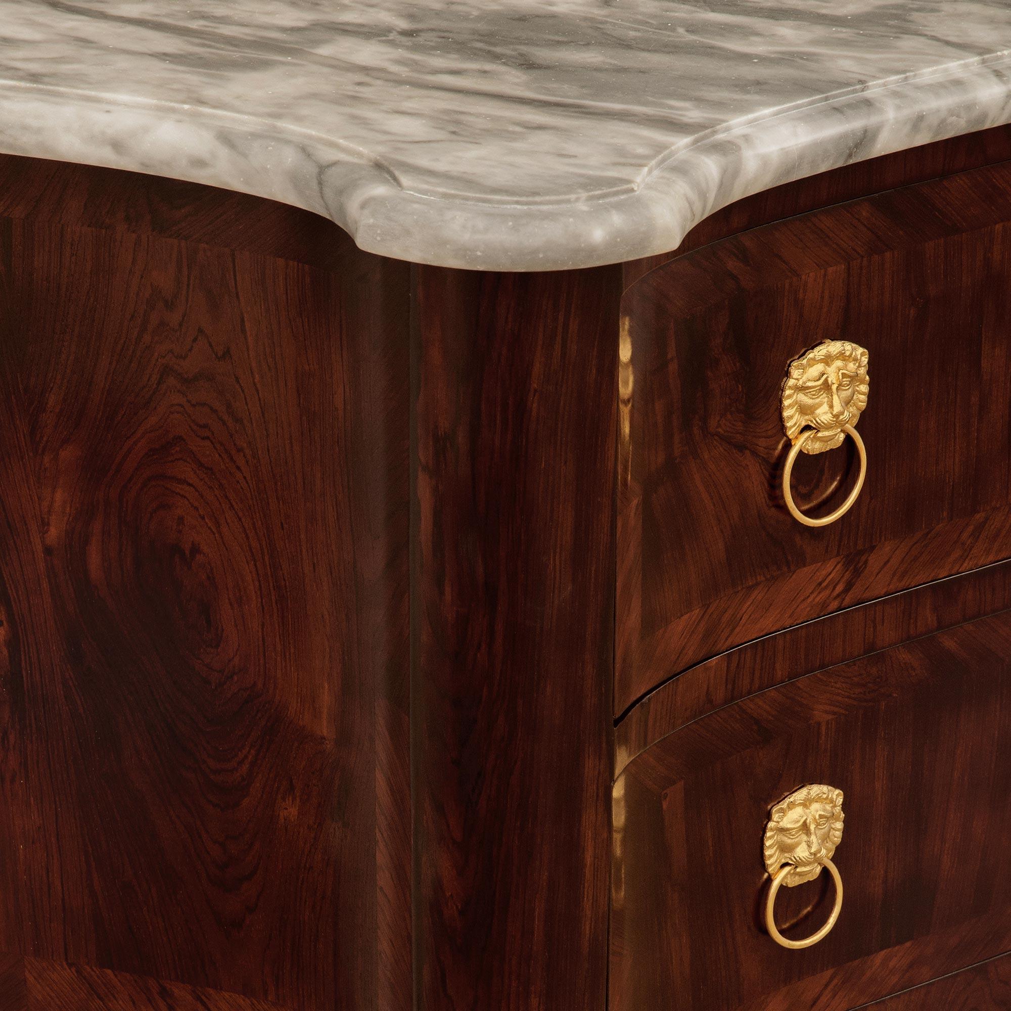 Marmo Commodo toscano del XVIII secolo Luigi XV st. Commode in palissandro, marmo Bardiglio e Ormolu in vendita