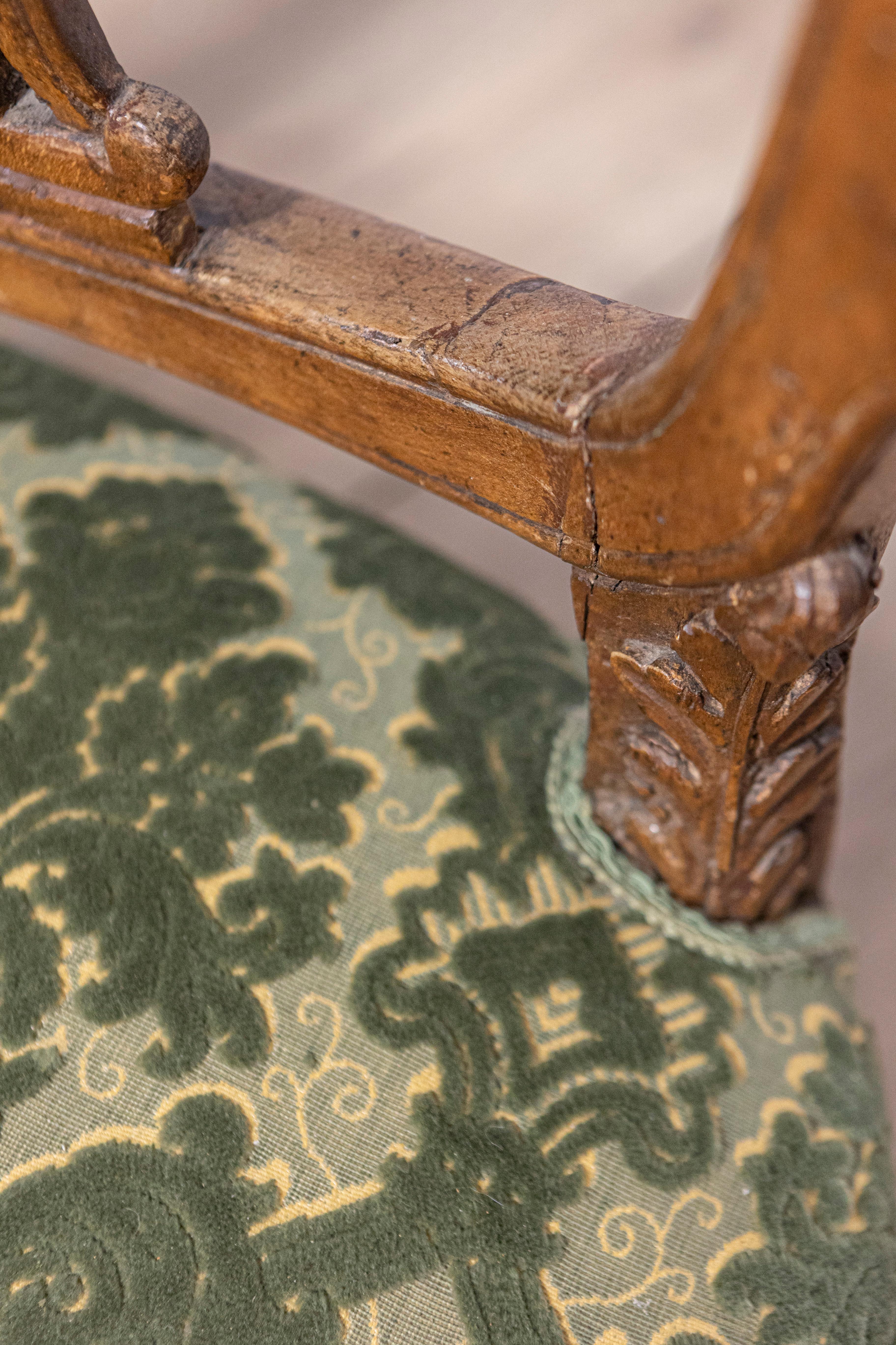 Canapé toscan du 18ème siècle de Villa Fioravanti avec motifs de lyres sculptés en vente 3