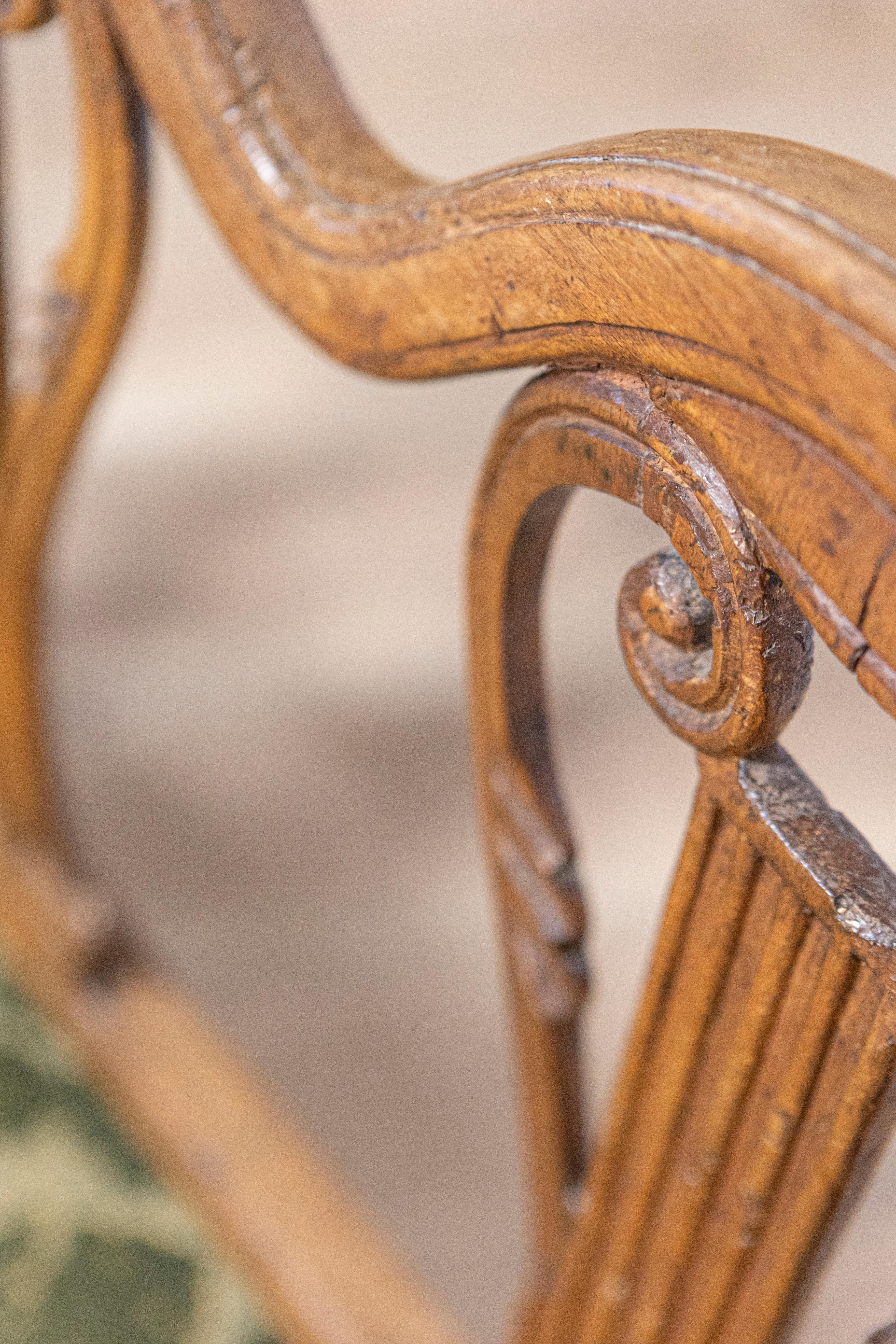 Canapé toscan du 18ème siècle de Villa Fioravanti avec motifs de lyres sculptés en vente 4